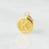 Dije Letra K Circulo Texturizado 0.45gr / 1.5cm / Oro Amarillo 18K