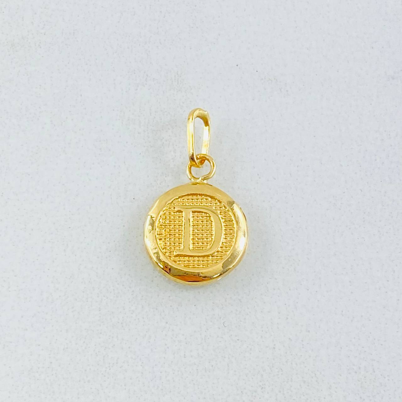 Dije Letra D Circulo 0.4 g / 1.5 cm Oro Amarillo 18K