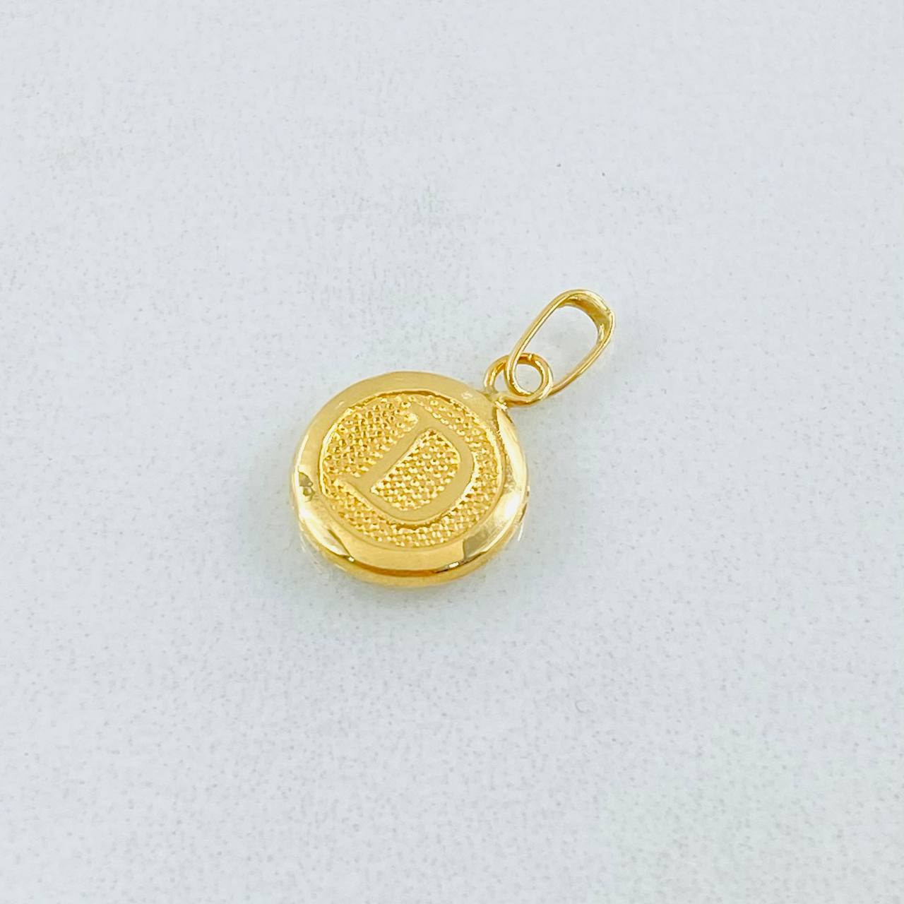 Dije Letra D Circulo 0.45 g / 1.5 cm Oro Amarillo 18K