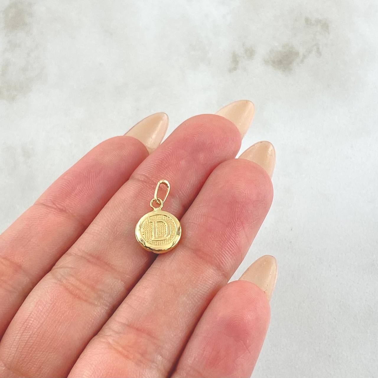 Dije Letra D Circulo Texturizado 0.45gr / 1.5cm / Oro Amarillo 18K