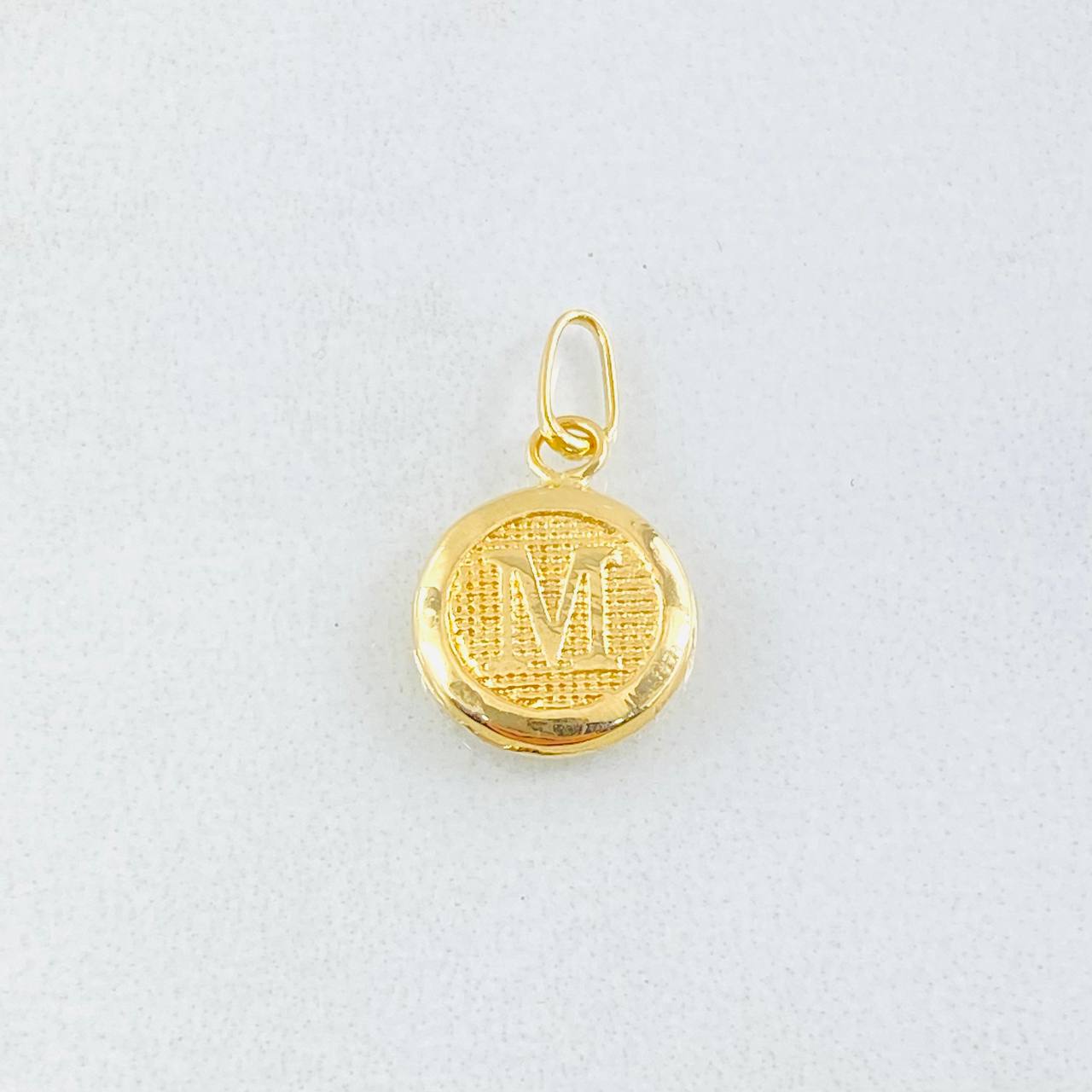Dije Letra M Circulo Texturizado 0.45gr / 1.5cm / Oro Amarillo 18K *