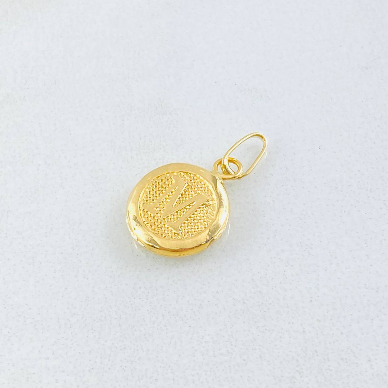 Dije Letra M Circulo Texturizado 0.45gr / 1.5cm / Oro Amarillo 18K *