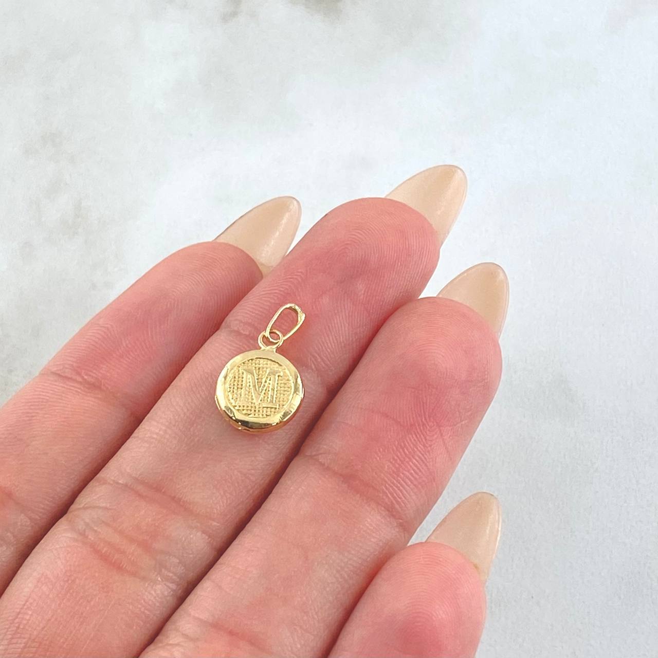 Dije Letra M Circulo Texturizado 0.4gr / 1.5cm / Oro Amarillo 18K ©