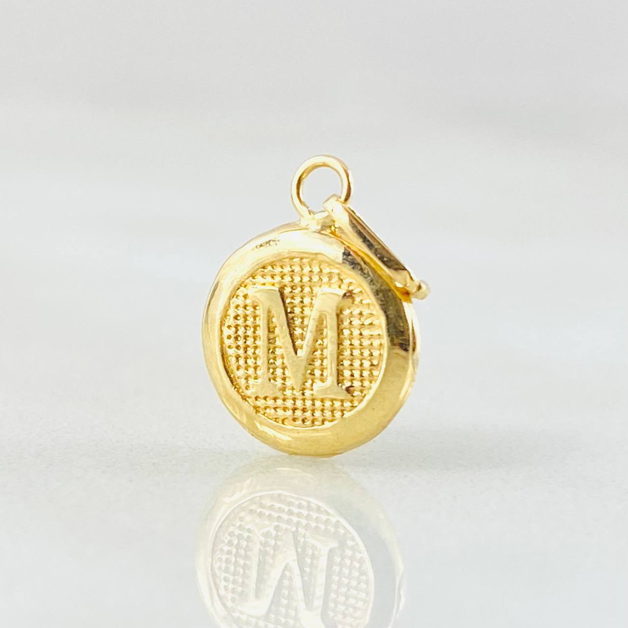 Dije Letra M Circulo Texturizado 0.45gr / 1.5cm / Oro Amarillo 18K *