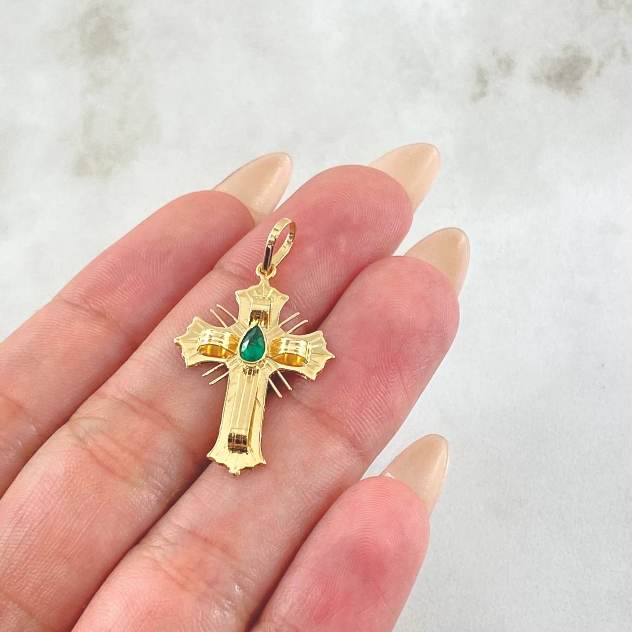 Dije Crúz de Altar Esmeralda 18pts 1.75gr / 3.2cm / Oro Amarillo 18K