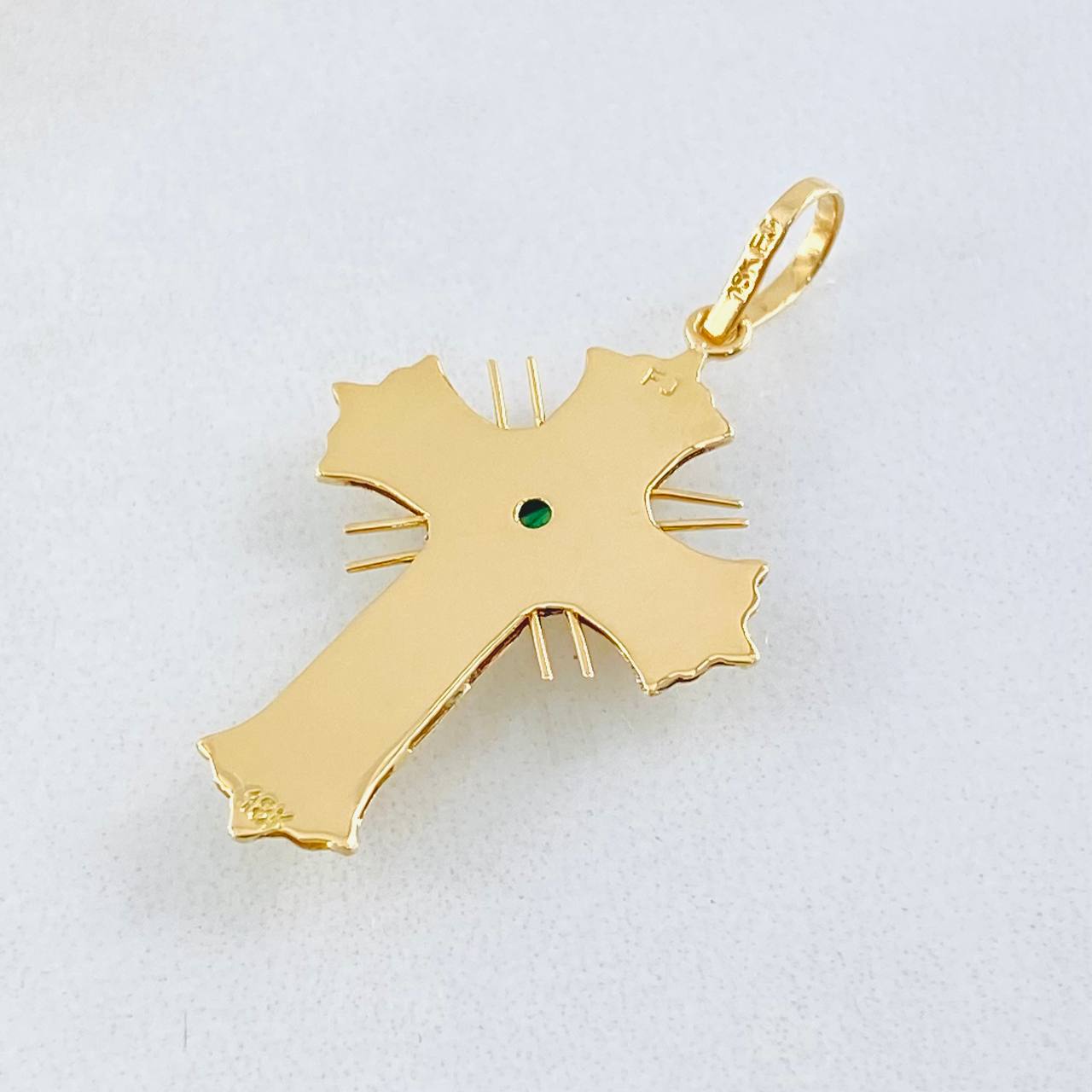 Dije Crúz de Altar Esmeralda 18pts 1.75gr / 3.2cm / Oro Amarillo 18K