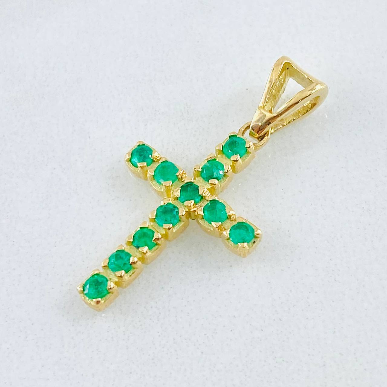 Dije Crúz Tupida Esmeraldas 70pts 2.05gr / 2.7cm / Oro Amarillo 18K