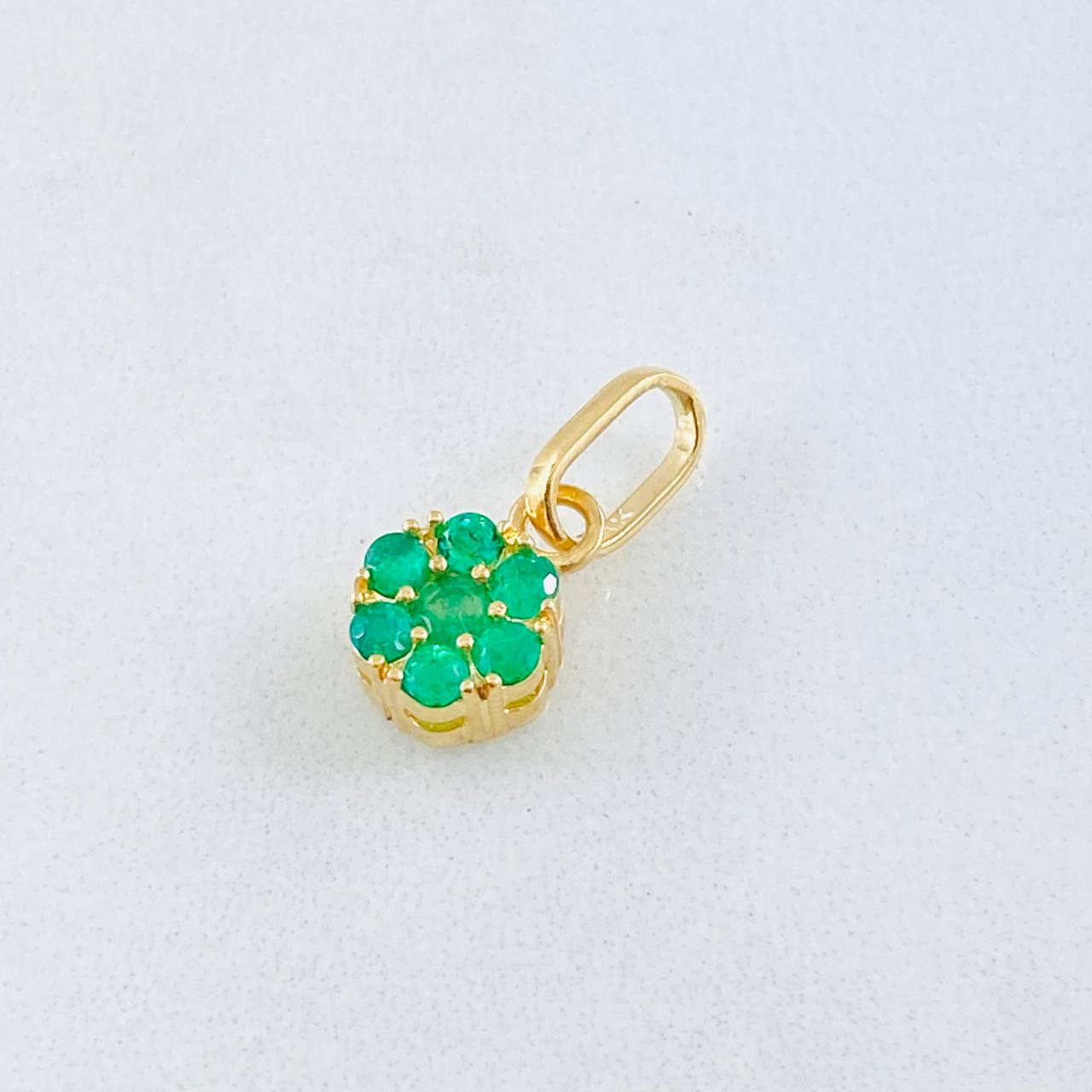 Dije Flor Hexagonal Esmeraldas 29pts 1gr / 1.5cm / Oro Amarillo 18K