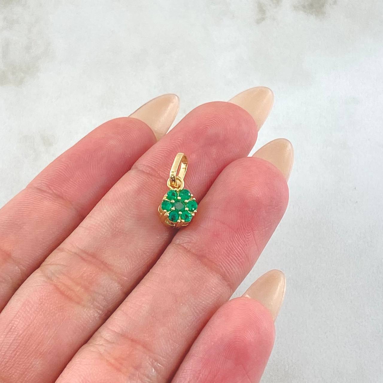 Dije Flor Hexagonal Esmeraldas 29pts 1gr / 1.5cm / Oro Amarillo 18K