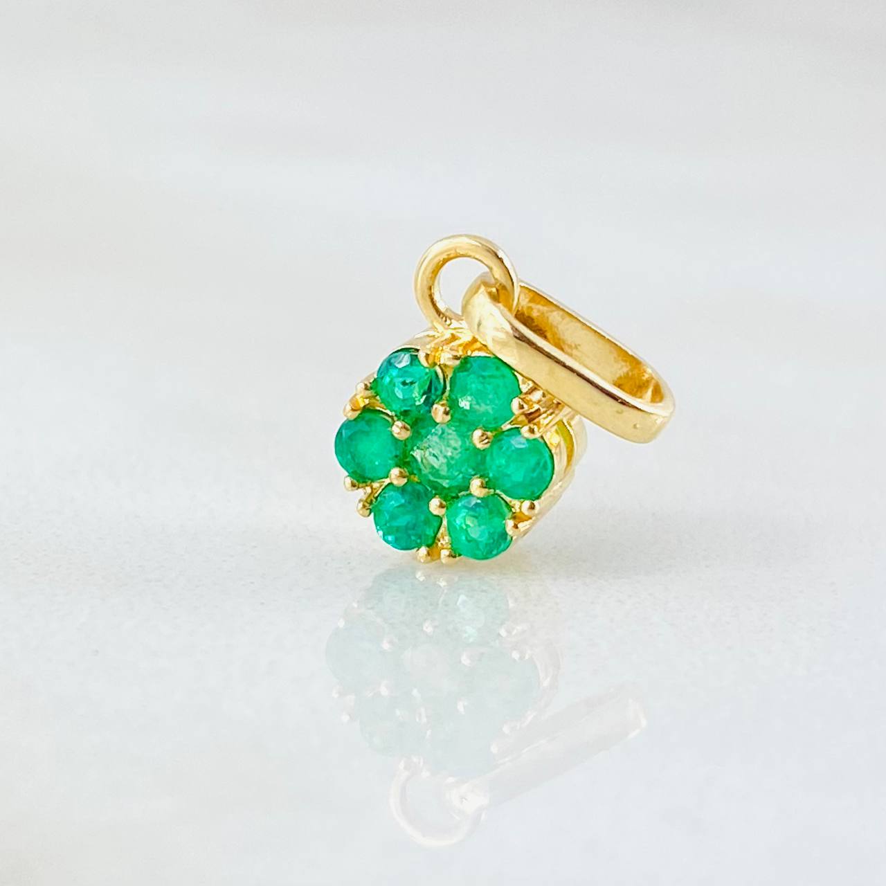 Dije Flor Hexagonal Esmeraldas 29pts 1gr / 1.5cm / Oro Amarillo 18K