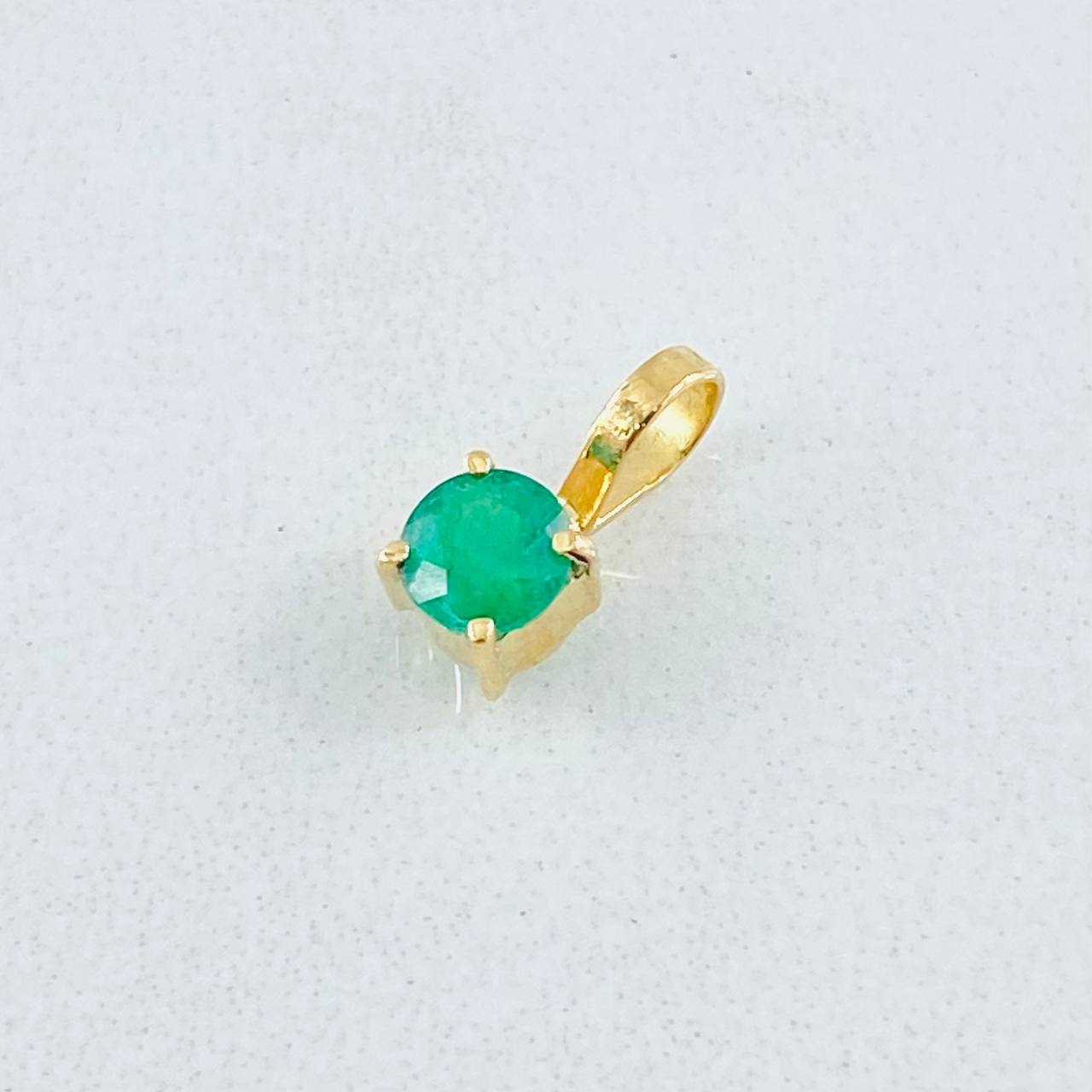 Dije Circulo Esmeralda 21pts 0.3gr / 0.8cm / Oro Amarillo 18K