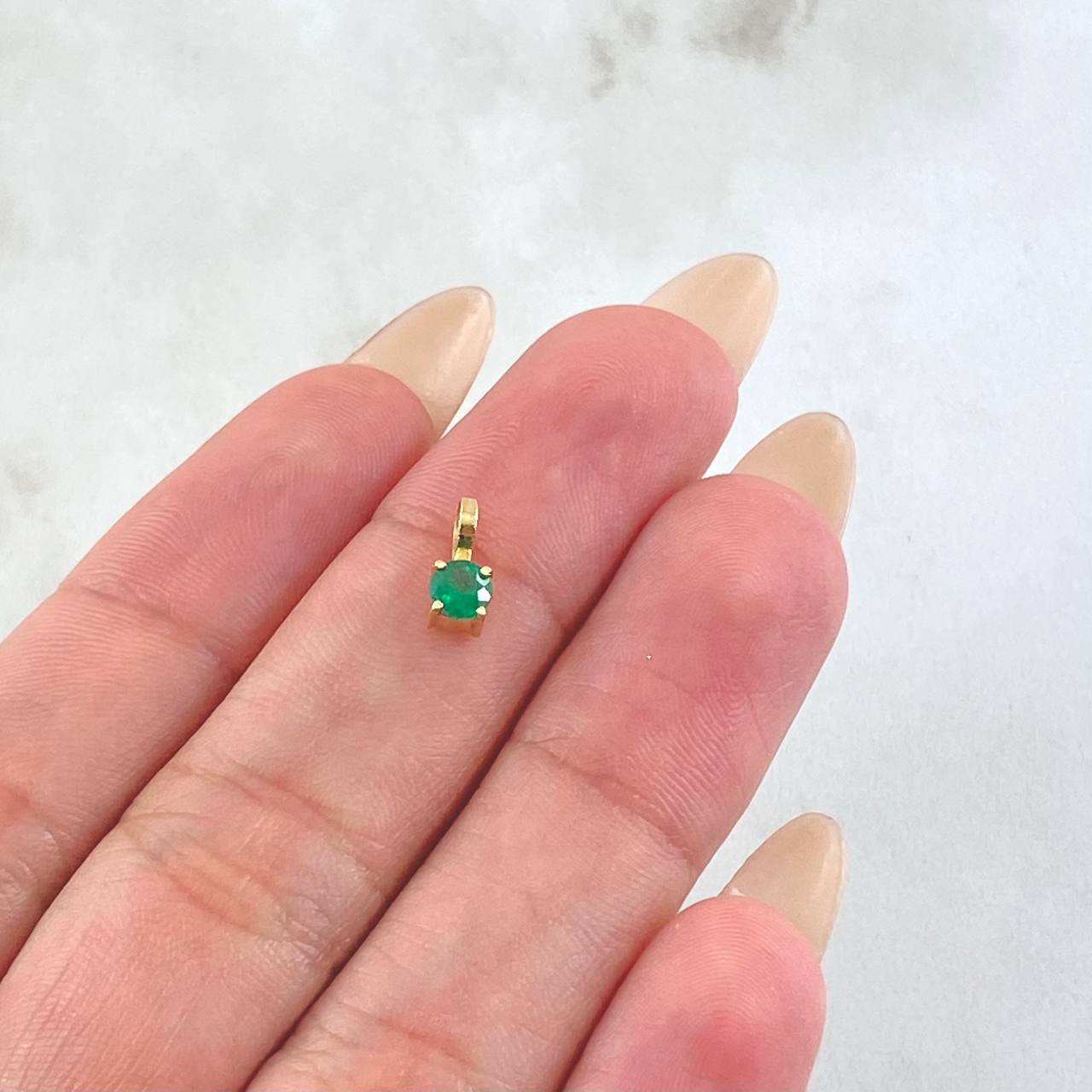 Dije Circulo Esmeralda 21pts 0.3gr / 0.8cm / Oro Amarillo 18K