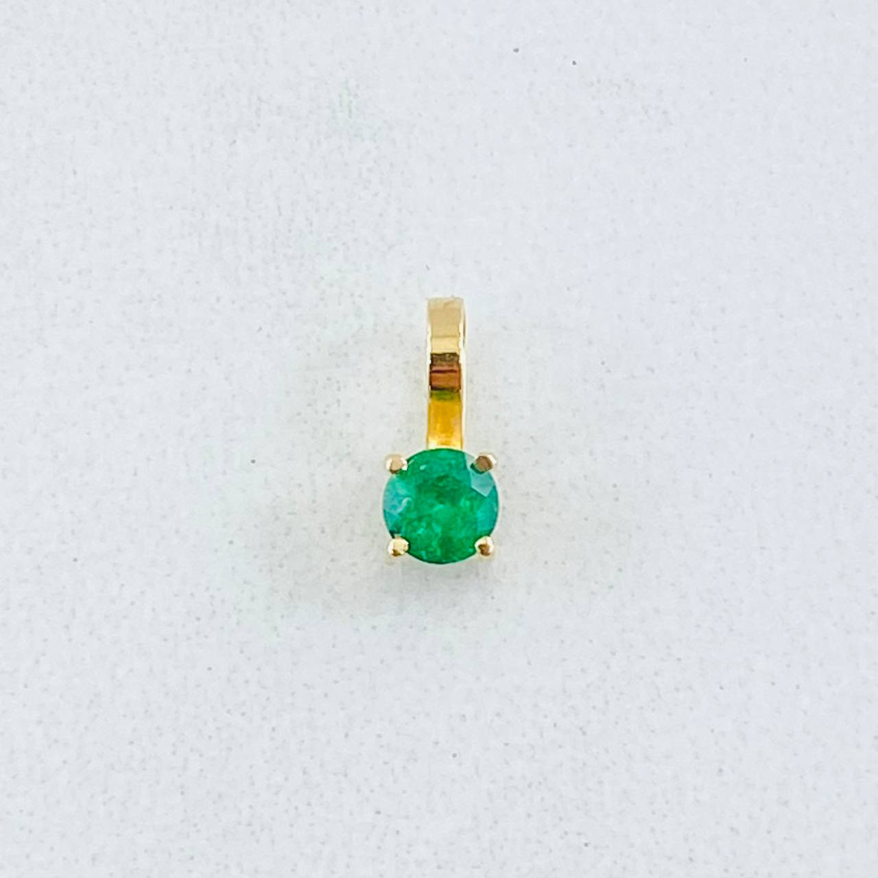 Dije Circulo Esmeralda 13pts 0.25gr / 0.8cm / Oro Amarillo 18K