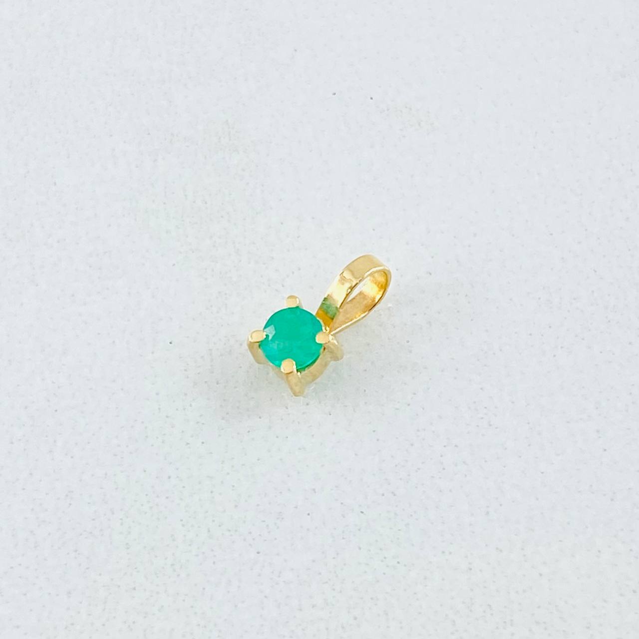 Dije Circulo Esmeralda 10pts 0.2gr / 0.7cm / Oro Amarillo 18K