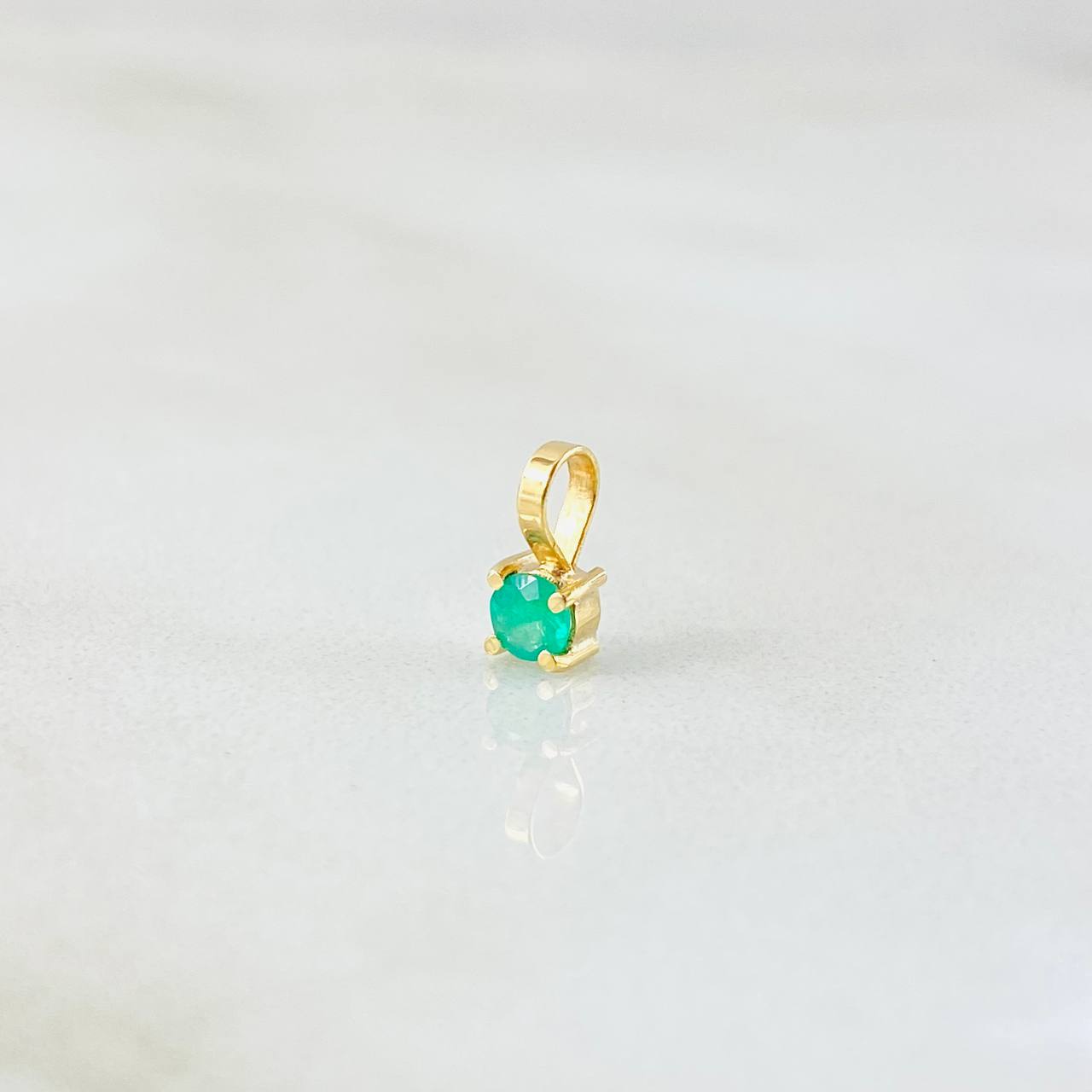 Dije Circulo Esmeralda 10pts 0.2gr / 0.7cm / Oro Amarillo 18K