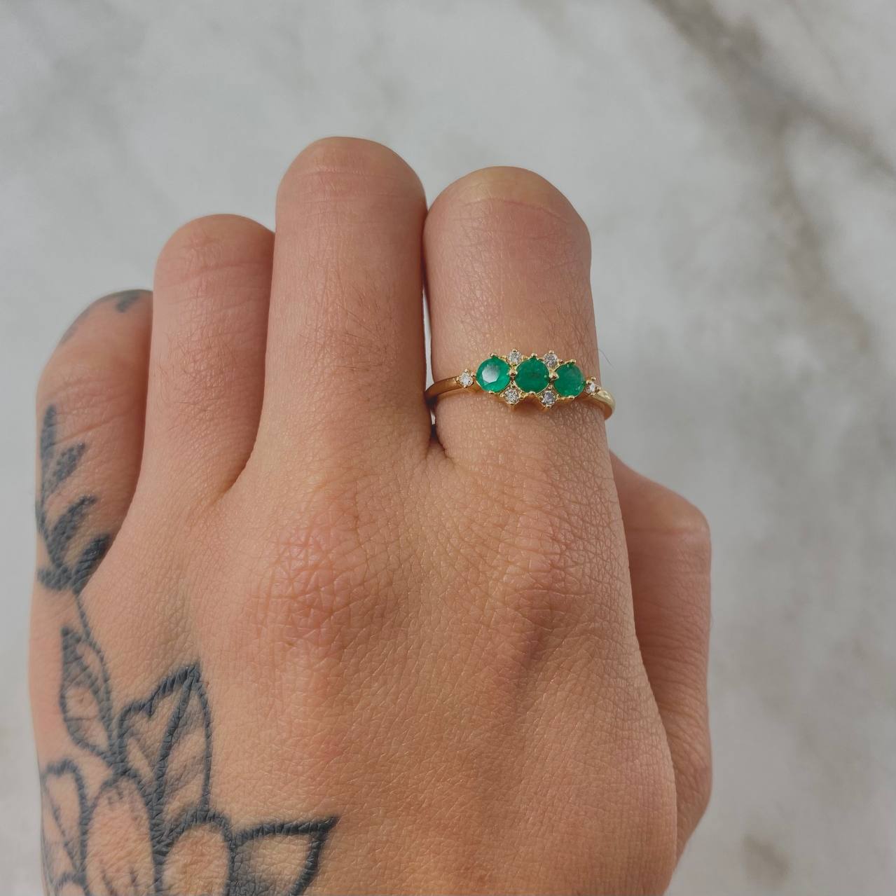 Anillo Trio de Chipas Esmeraldas 45pts Diamantes 12pts 2.35gr / T7 3/4 / Oro Amarillo 18K