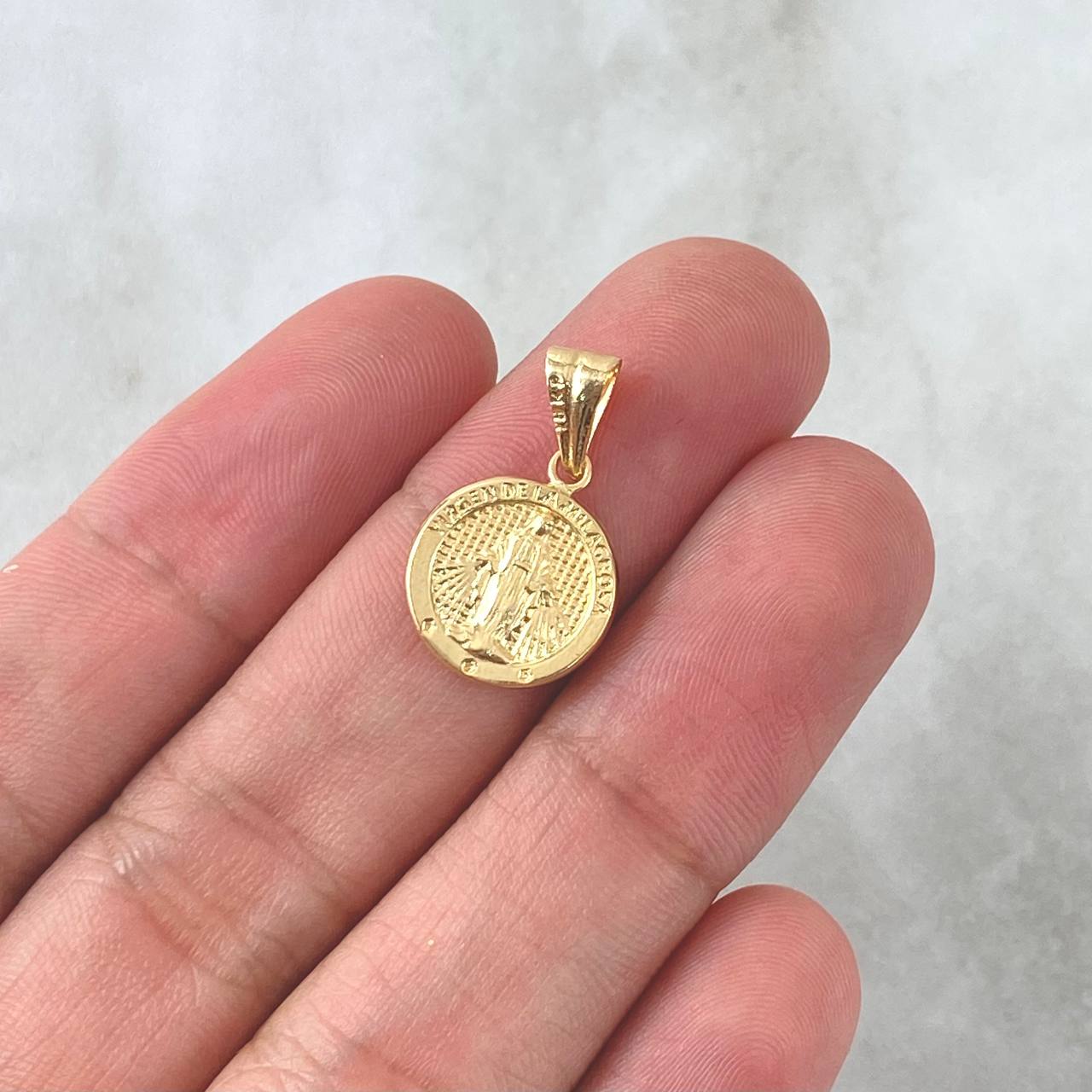 Dije Virgen Milagrosa 0.85gr / 2cm / Circulo Texturizado Oro Amarillo 18K