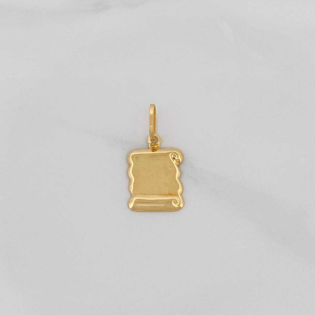 Dije Placa Pergamino 0.85g / 2.1cm Oro Amarillo 18K