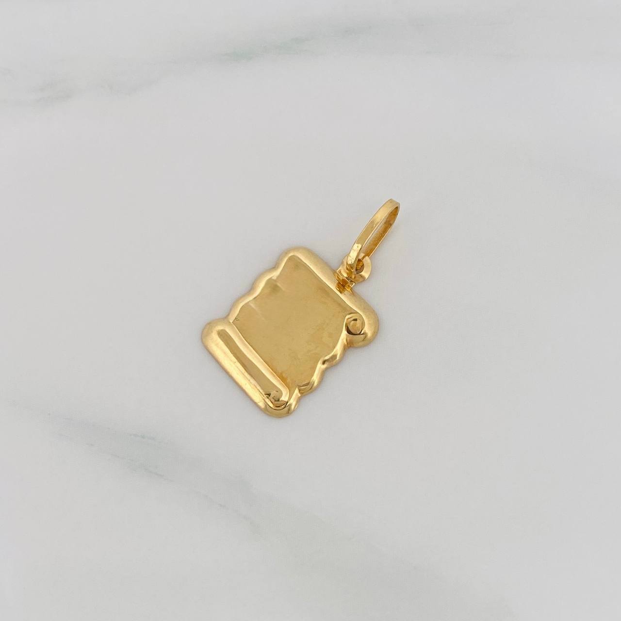Dije Placa Pergamino 0.85g / 2.1cm Oro Amarillo 18K