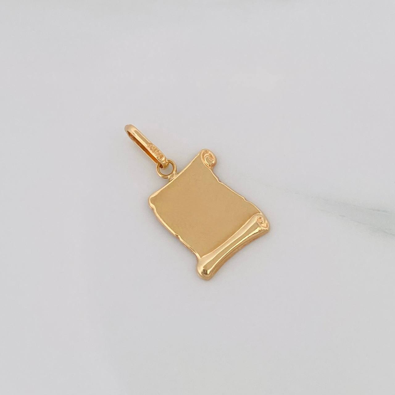 Dije Placa Pergamino 1.1g / 2.4cm Oro Amarillo 18K