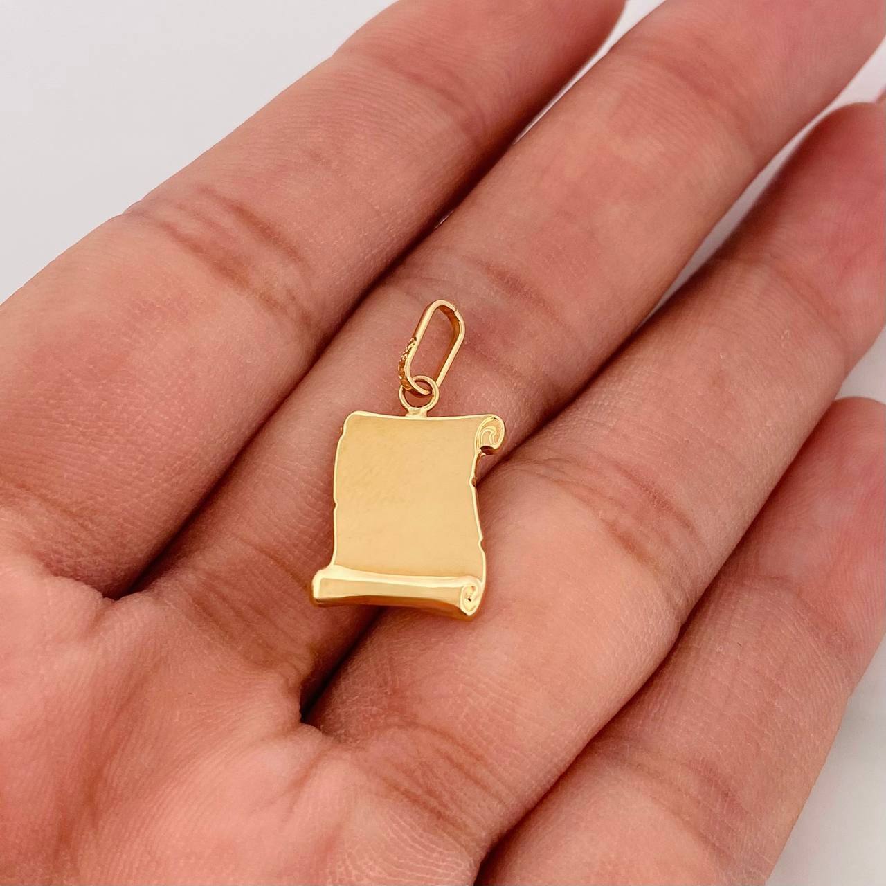 Dije Placa Pergamino 1.1g / 2.4cm Oro Amarillo 18K