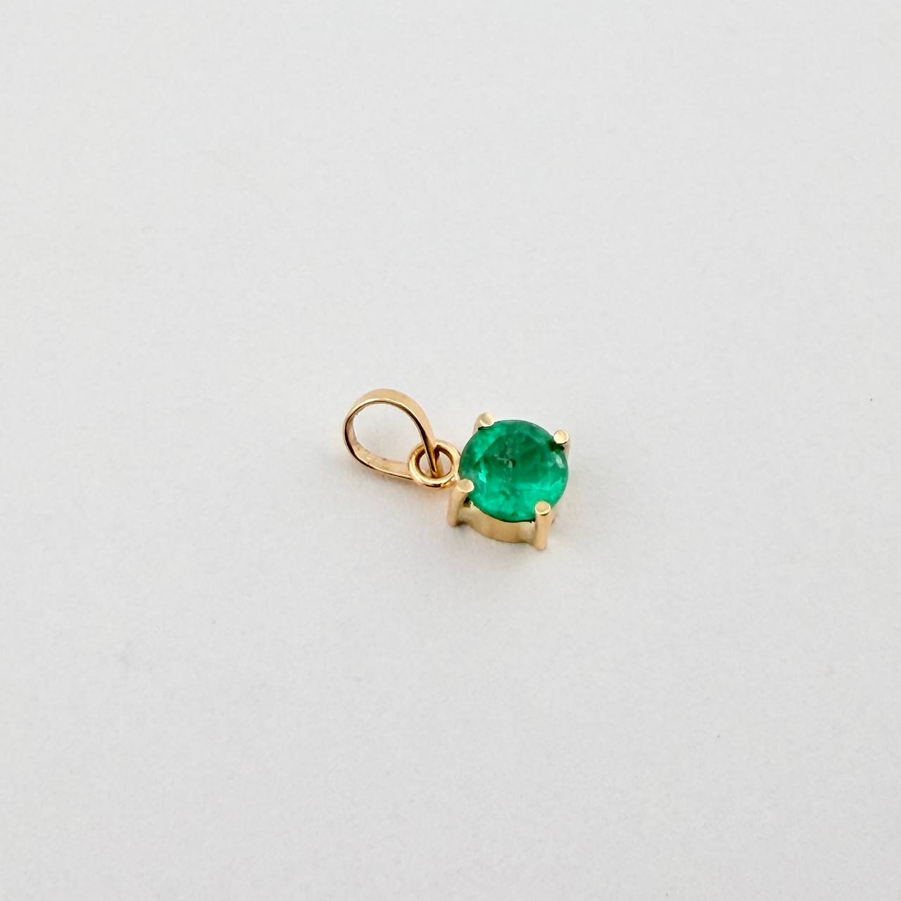 Dije Redondo Esmeralda 48Pts 0.5gr / 1.2cm / Oro Amarillo 18K $