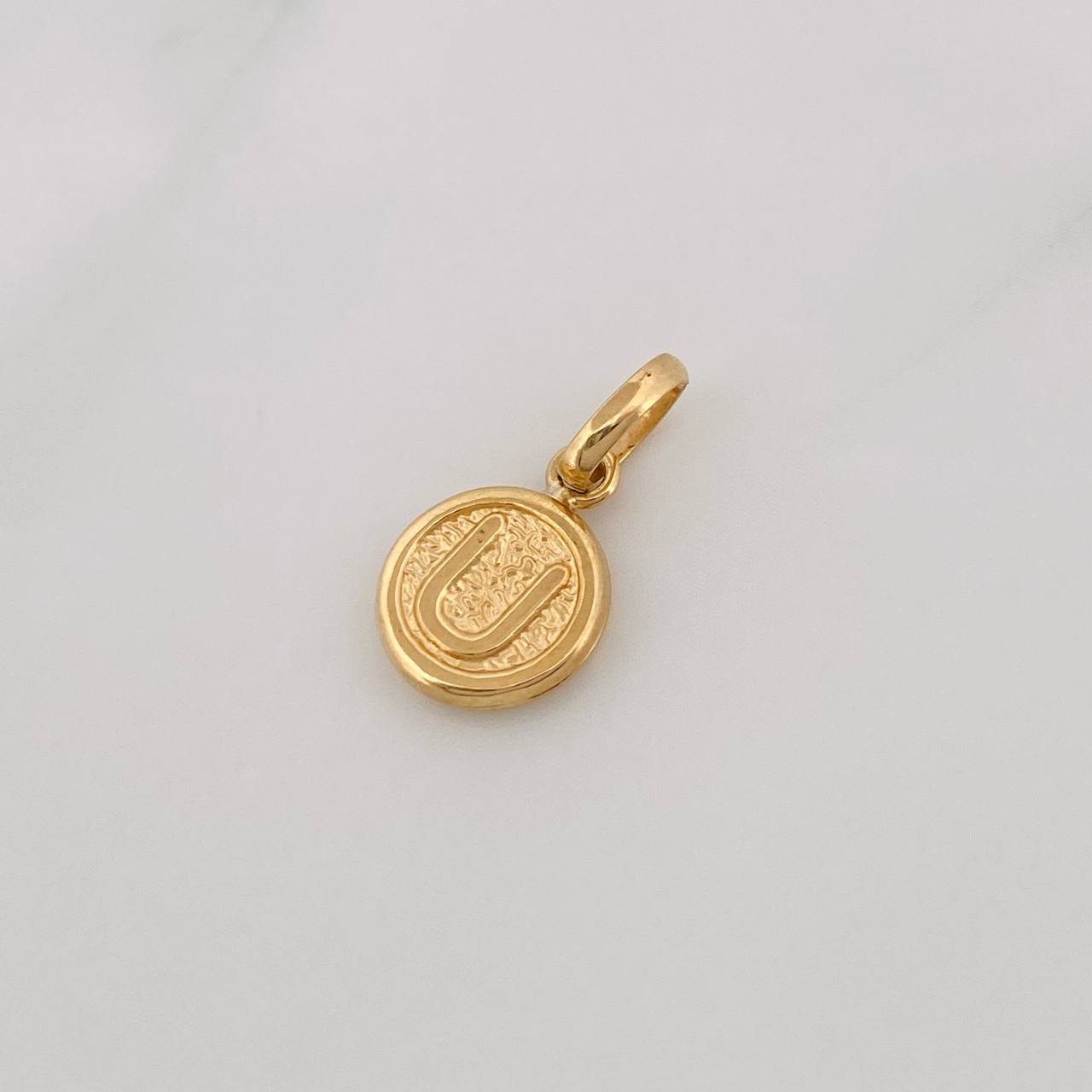 Dije Letra U 0.4g / 1.5cm Oro Amarillo 18K