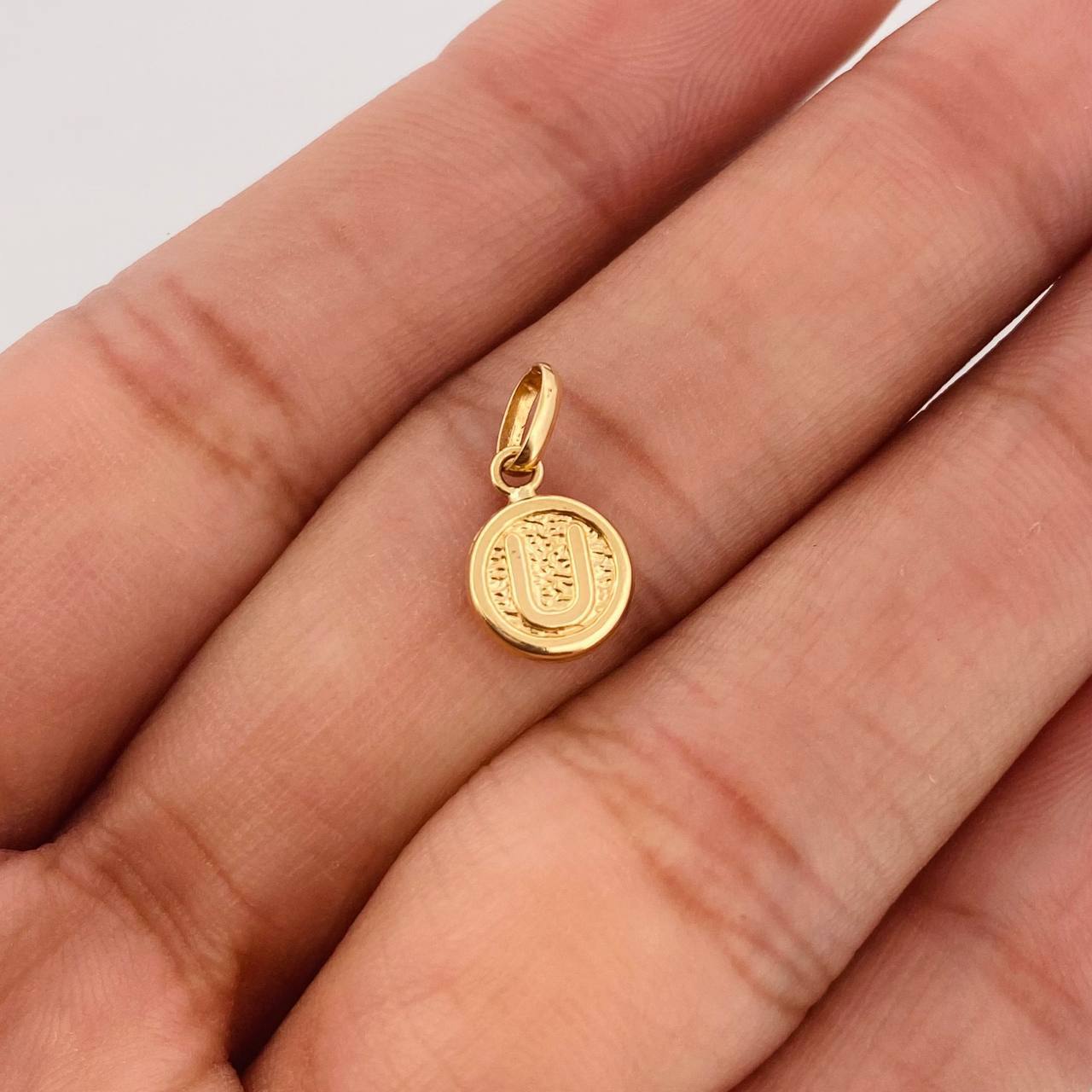 Dije Letra U 0.4g / 1.5cm Oro Amarillo 18K