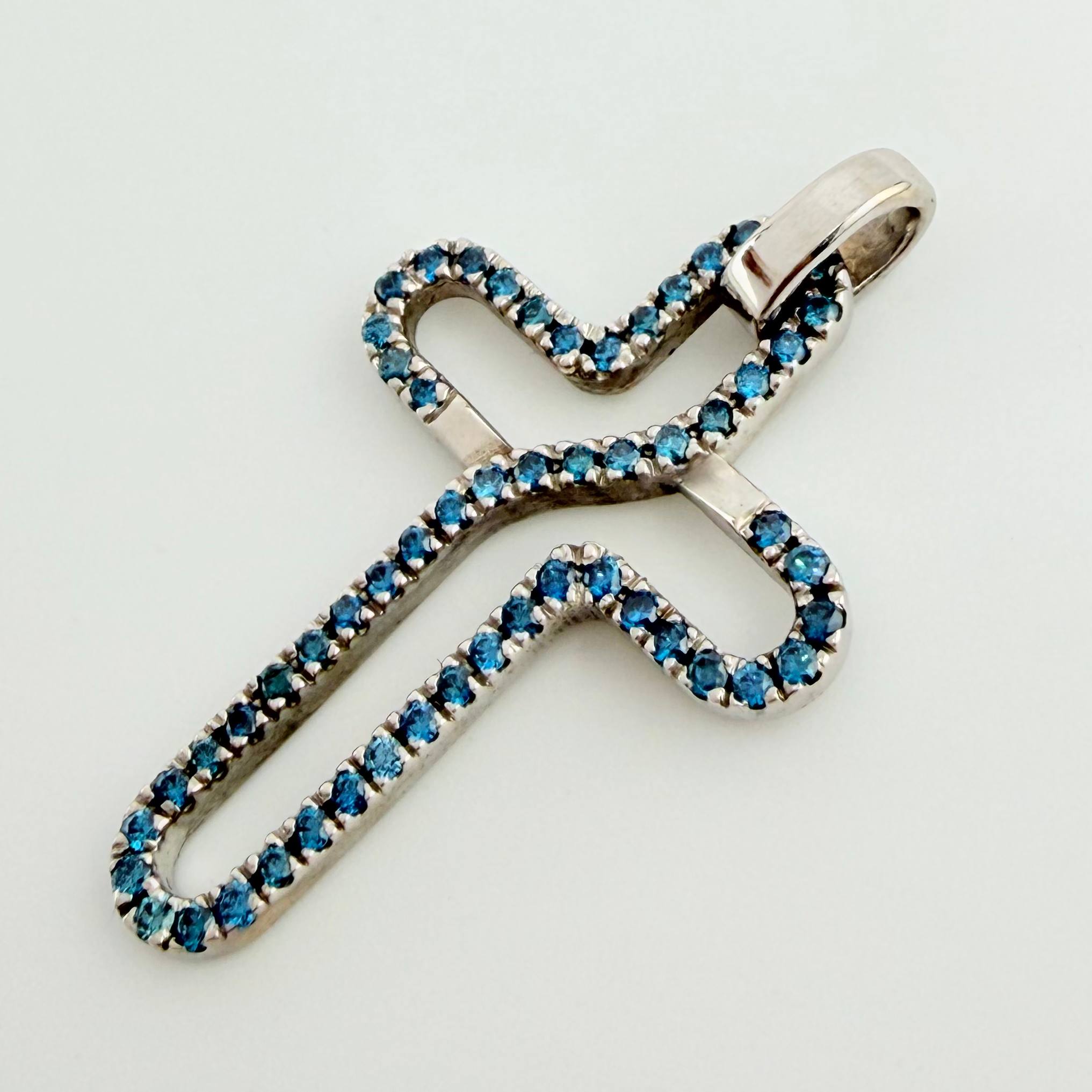 Dije Cruz Curbeada 5.3gr / 3.8cm / Oro Blanco 18K ©