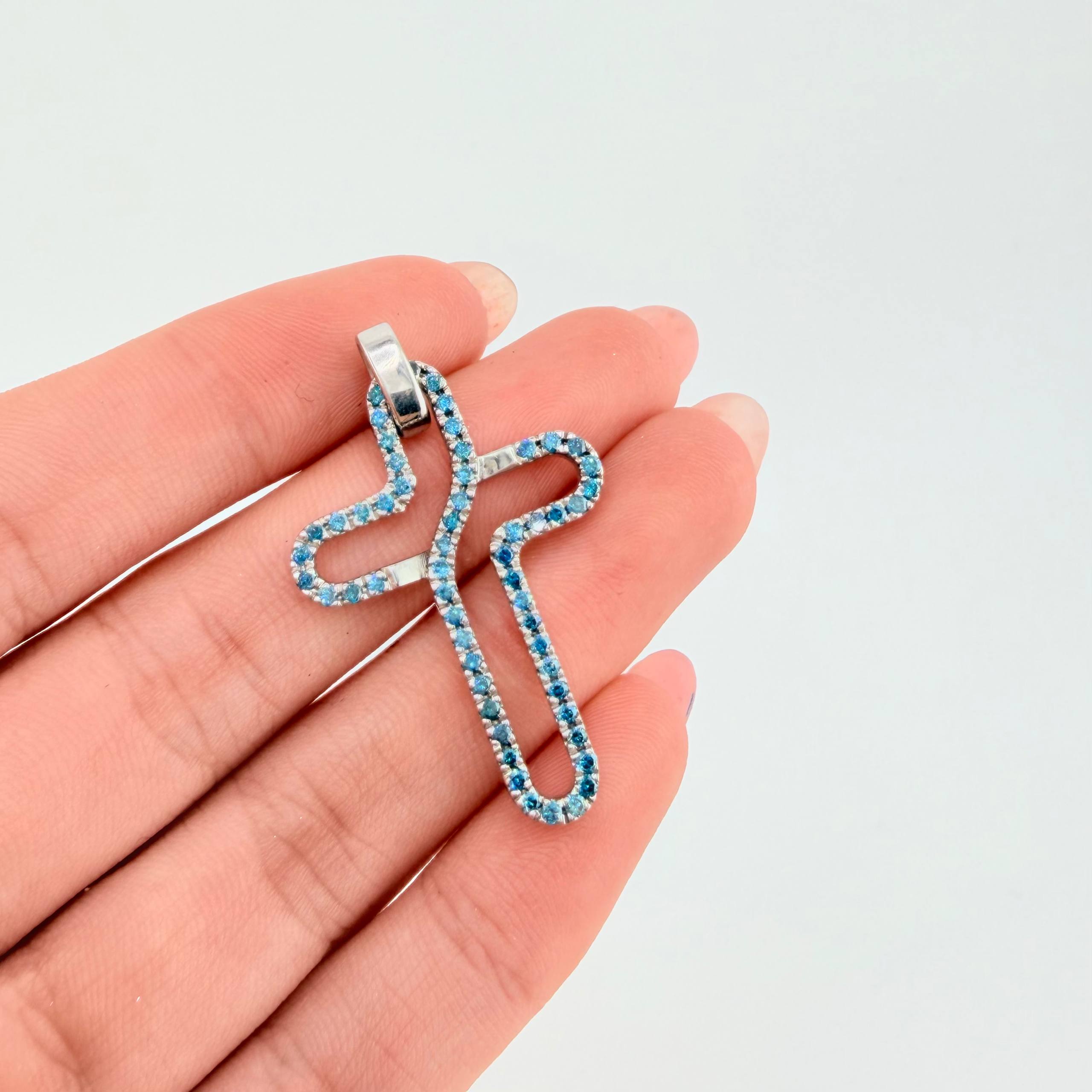 Dije Cruz Curbeada 5.3gr / 3.8cm / Oro Blanco 18K ©