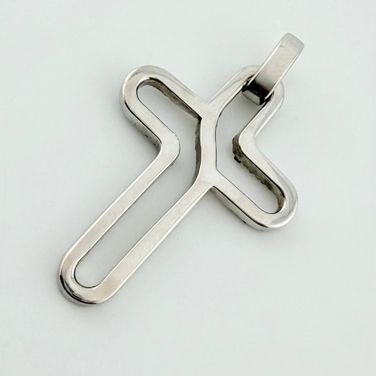 Dije Cruz Curbeada 5.3gr / 3.8cm / Oro Blanco 18K ©