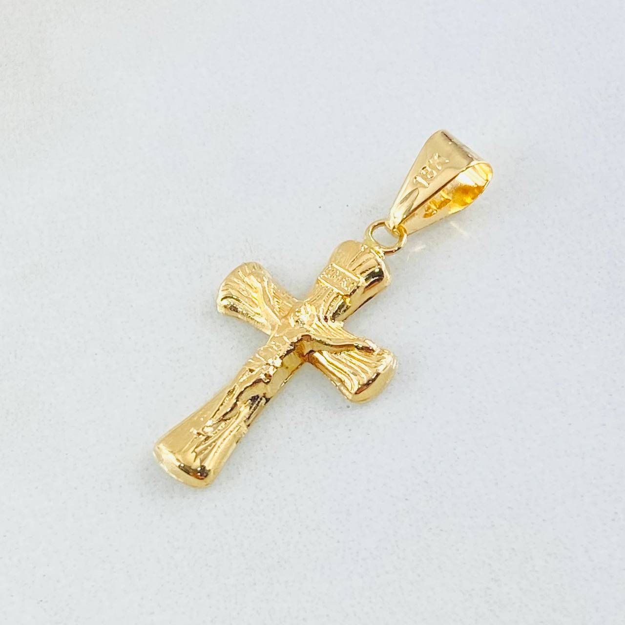 Dije Crúz Cristo Puntas Ovaladas 0.8gr / 3cm / Oro Amarillo 18K