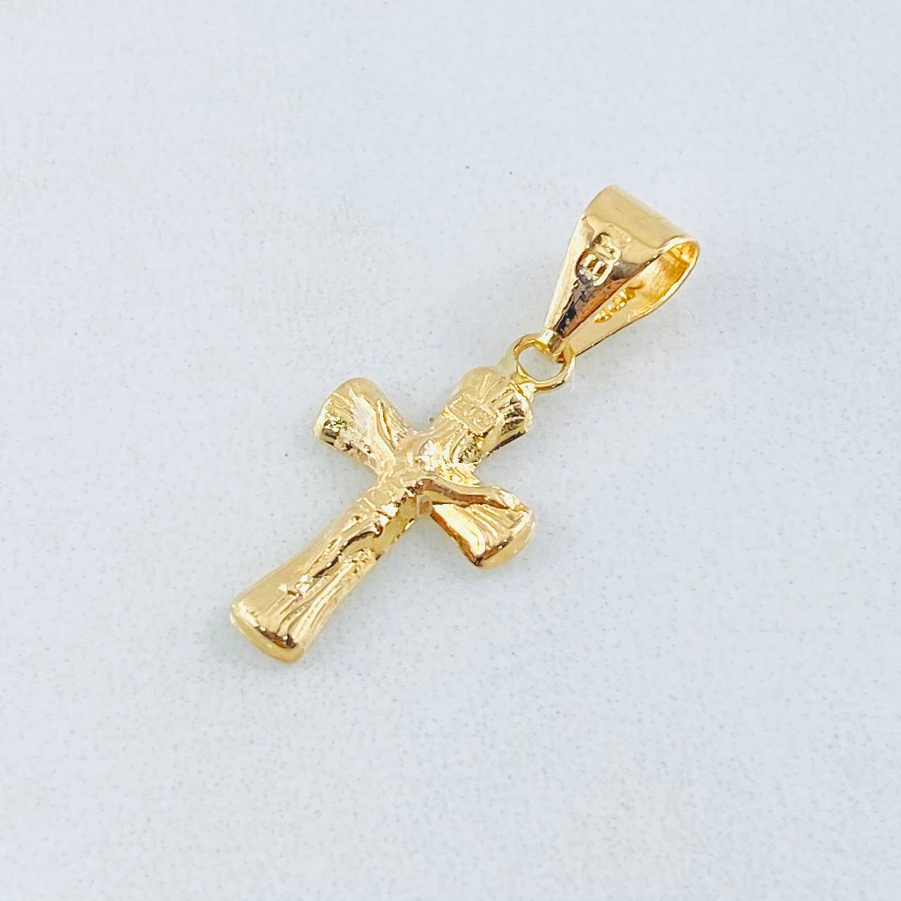 Dije Crúz Cristo Puntas Ovaladas 0.6gr / 2.5cm / Oro Amarillo 18K