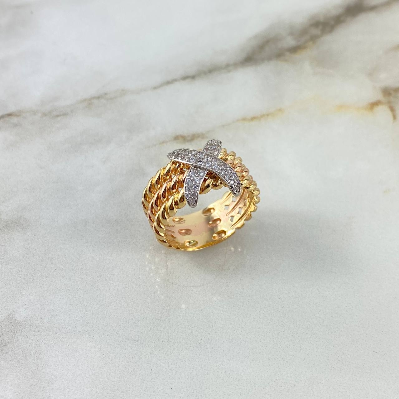 Anillo Tres Lineas Curvas X 8.9gr / T7 3/4 / Circones Blancos Tres Oros ©