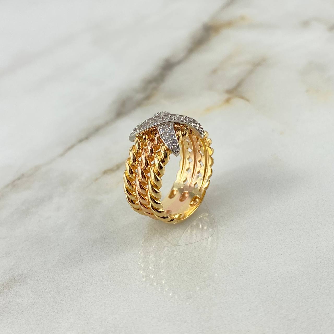 Anillo Tres Lineas Curvas X 8.9gr / T7 3/4 / Circones Blancos Tres Oros ©