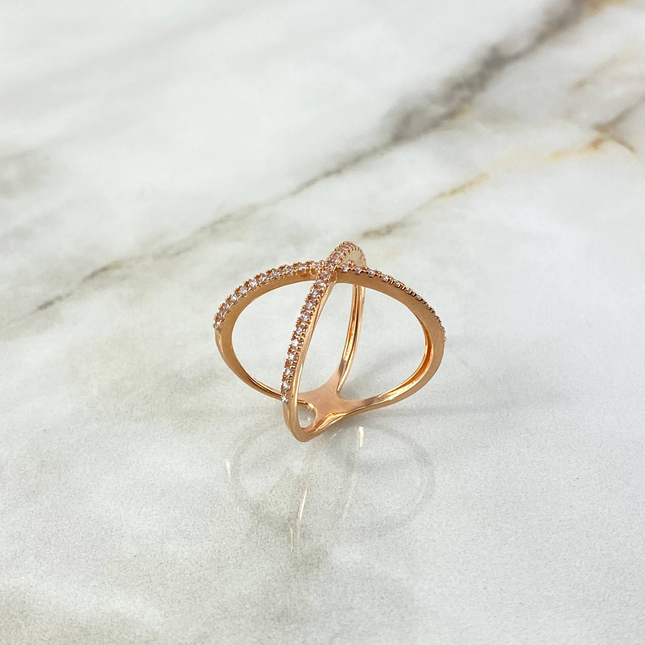 Anillo X 3.65gr / T7 1/4 / Circones Blancos Oro Rosa ©