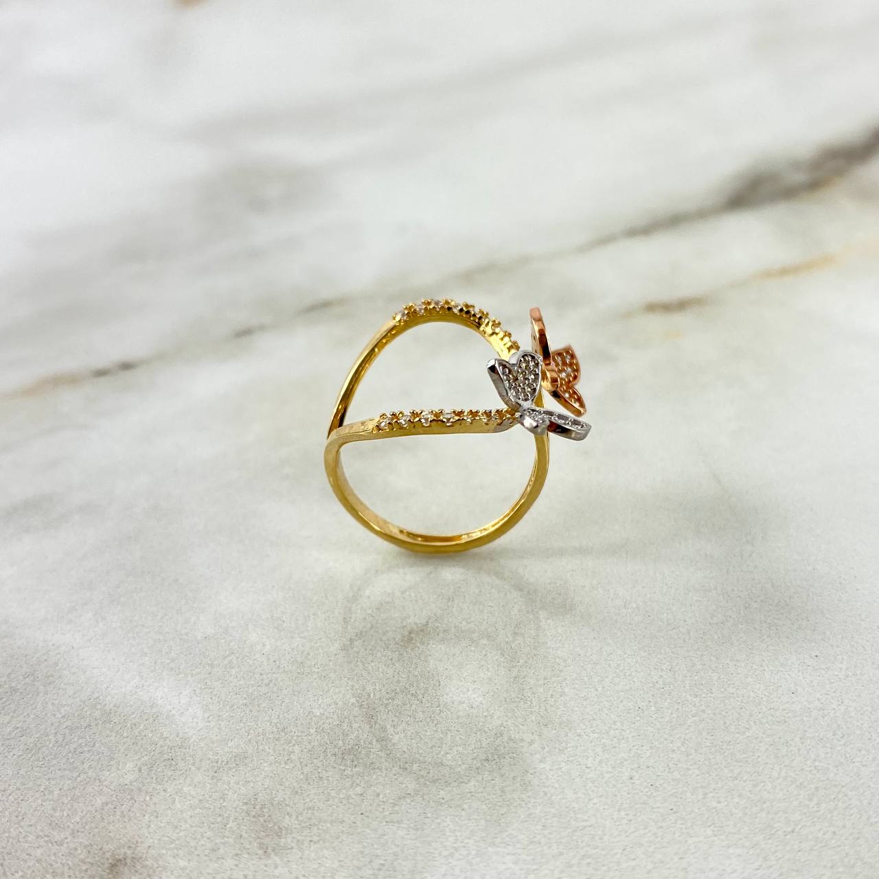 Anillo Mariposas 3.1gr / T6 1/2 / Circones Blancos Tres Oros ©