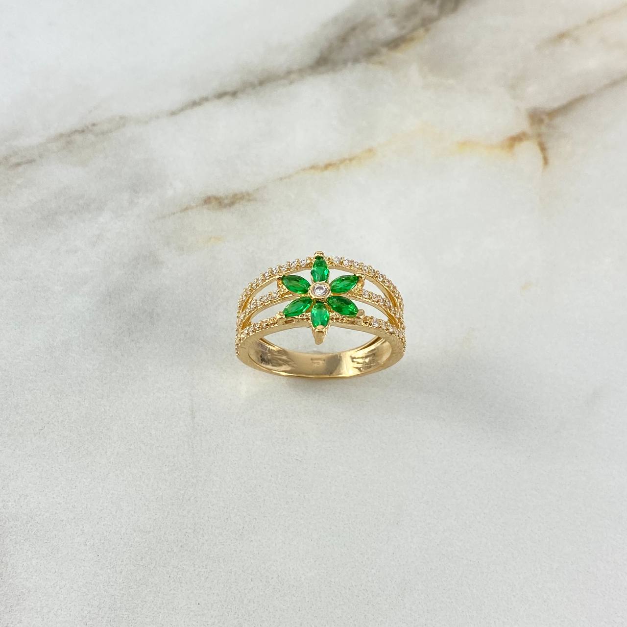 Anillo Tres Lineas Flor 4.1gr / T7 / Circones Blancos Verdes Oro Amarillo ©