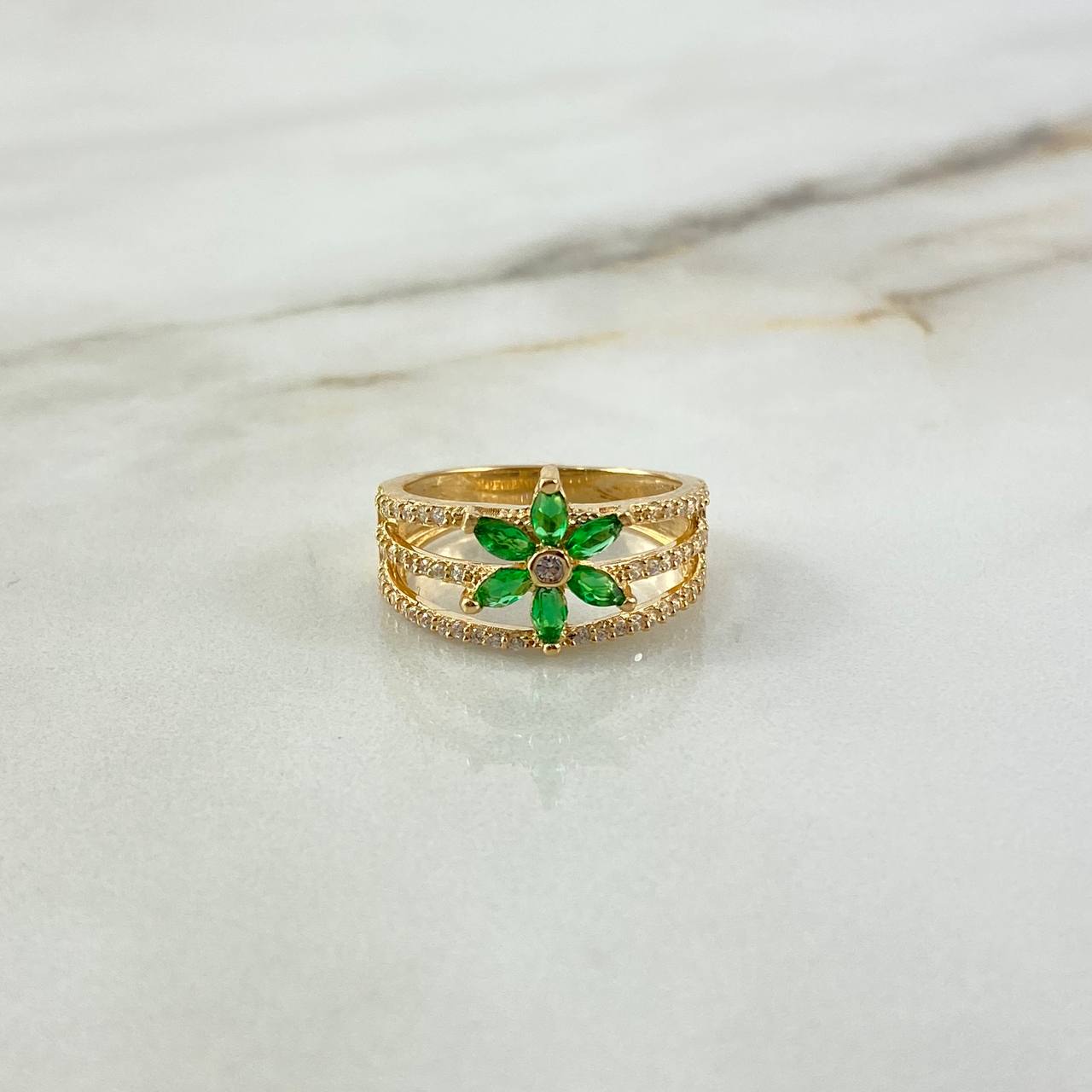 Anillo Tres Lineas Flor 4.1gr / T7 / Circones Blancos Verdes Oro Amarillo ©