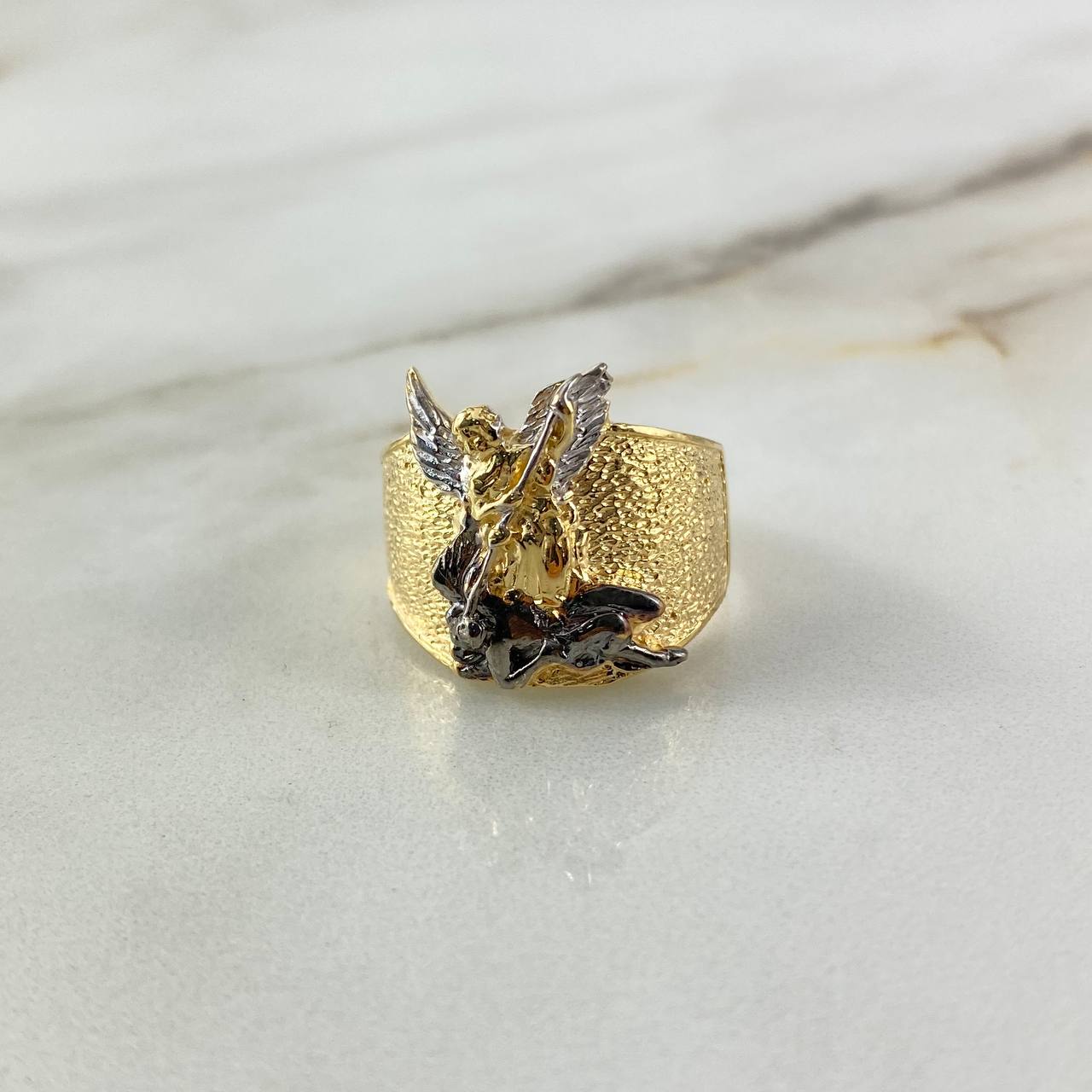 Anillo San Miguel Arcángel 6.7gr / T10 1/4 / Dos Oros Amarillo Blanco ©