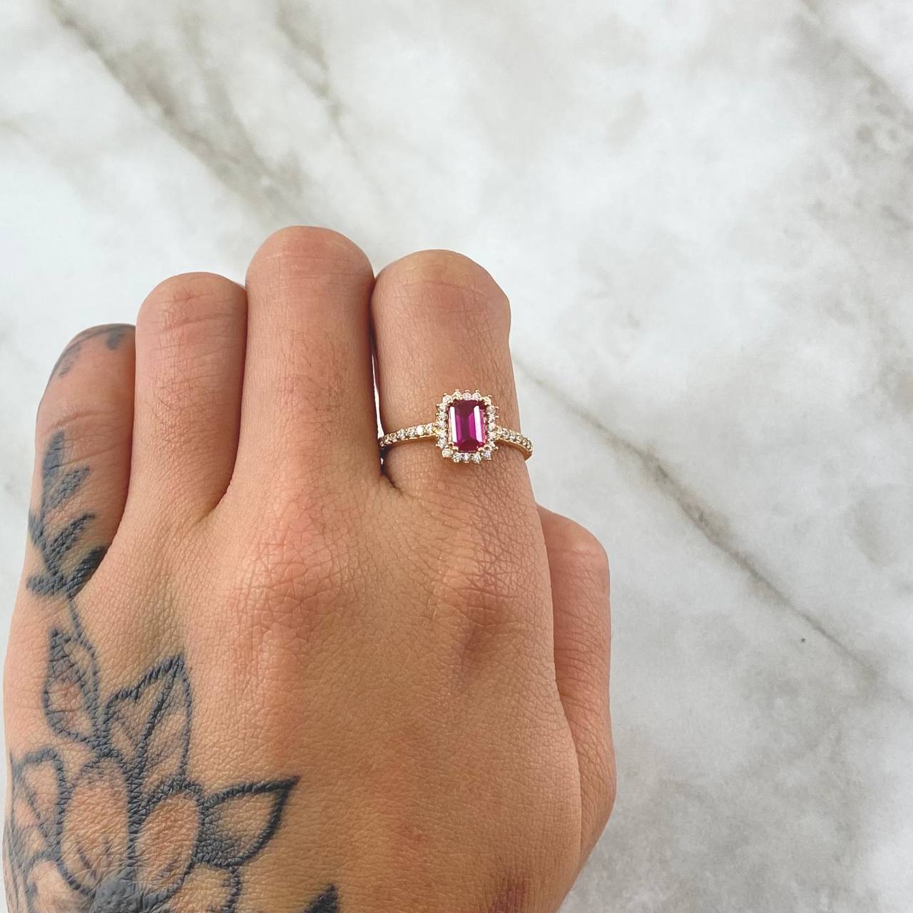Anillo Solitario Halo Rectangular 2.5gr / T6 1/4 / Circones Blancos Fucsia Oro Amarillo 18K