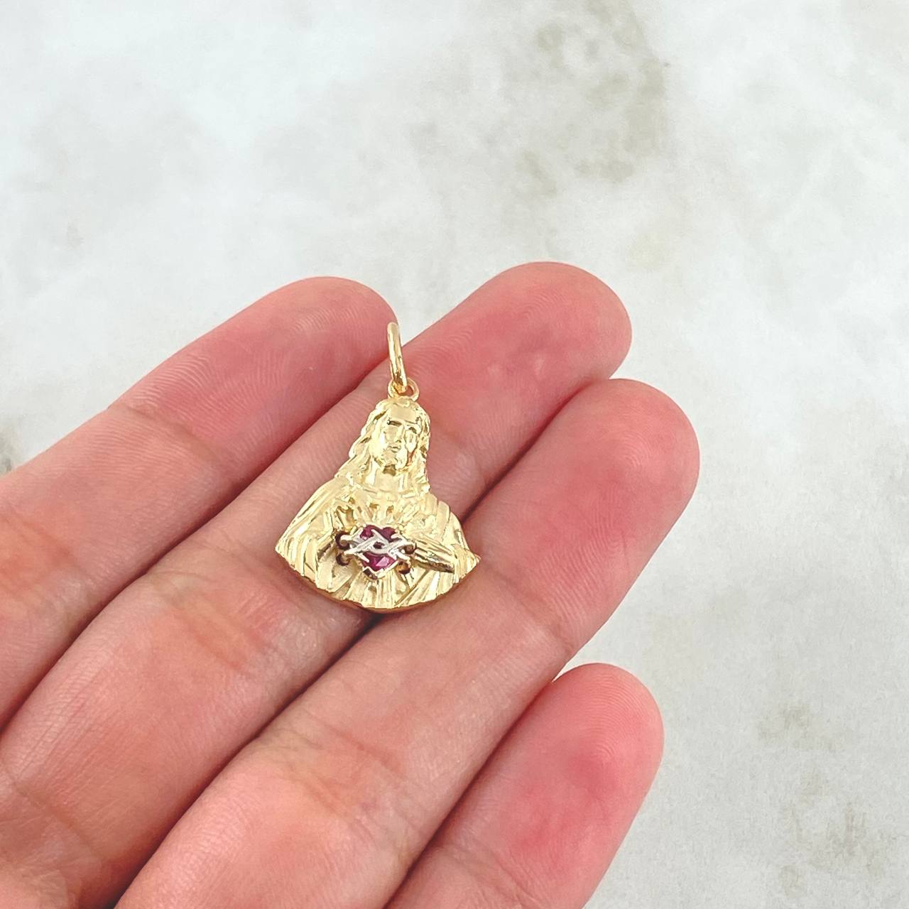 Dije Sagrado Corazón De Jesús 3.15gr / 2.7cm / Circon Fucsia Oro Amarillo 18K ©