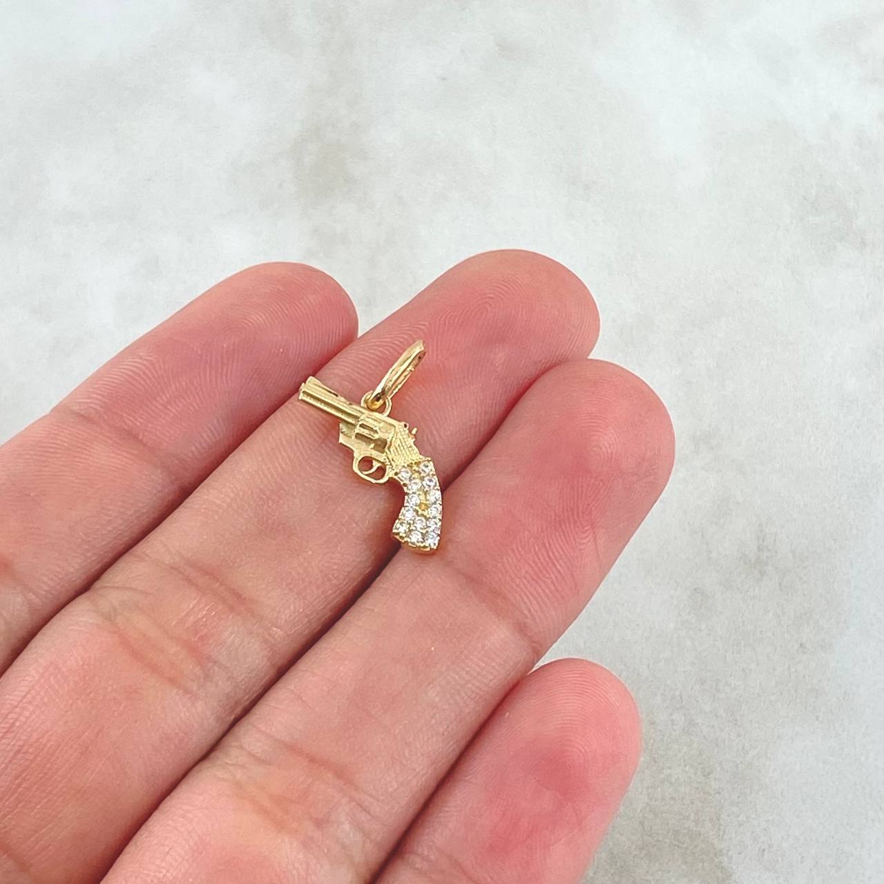 Dije Revolver Texturizado 1.05gr / 2cm / Circones Blancos Oro Amarillo 18K