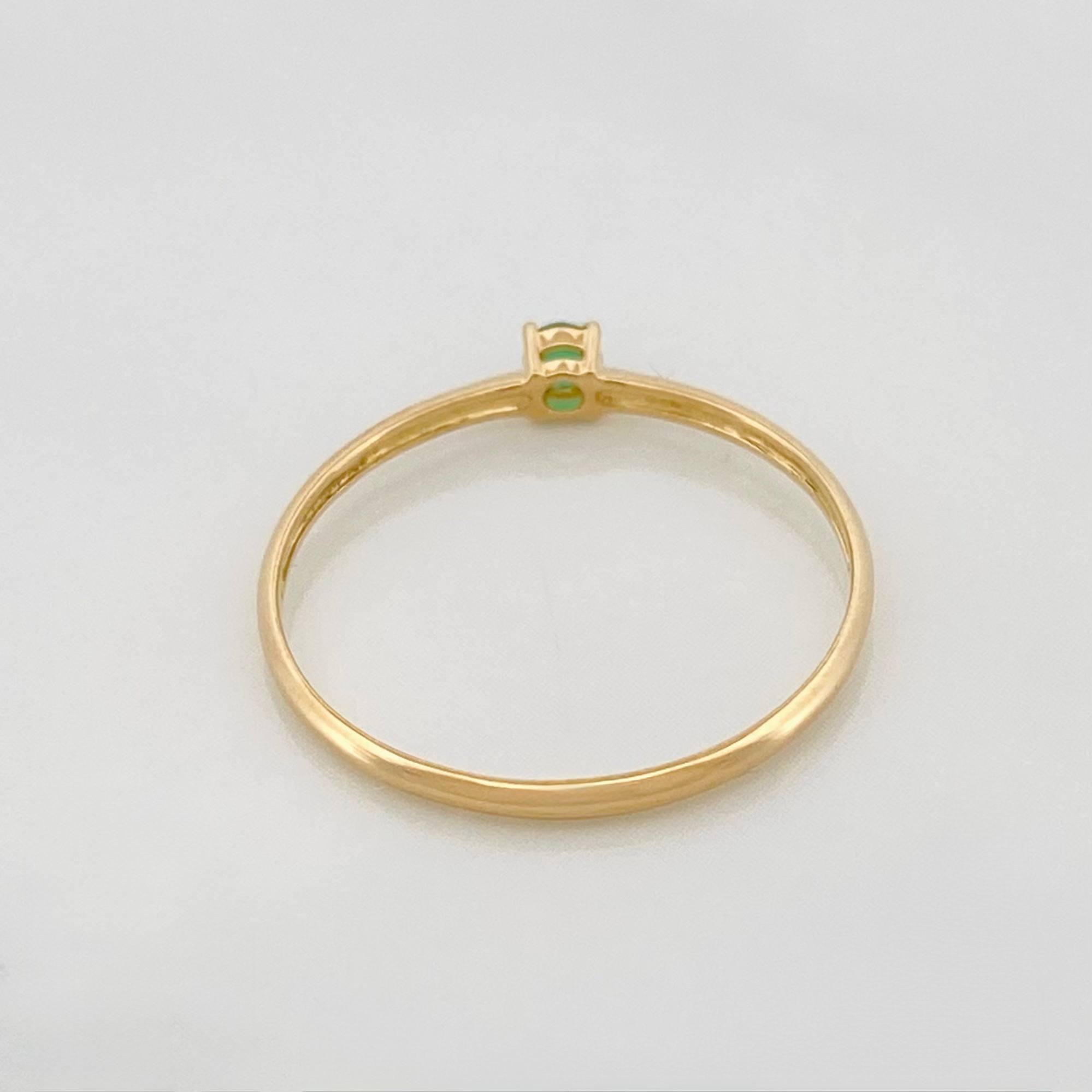 Anillo solitario esmeralda 0.5pts Esmeralda 1pts 0.9g / T7 Oro Amarillo 18K