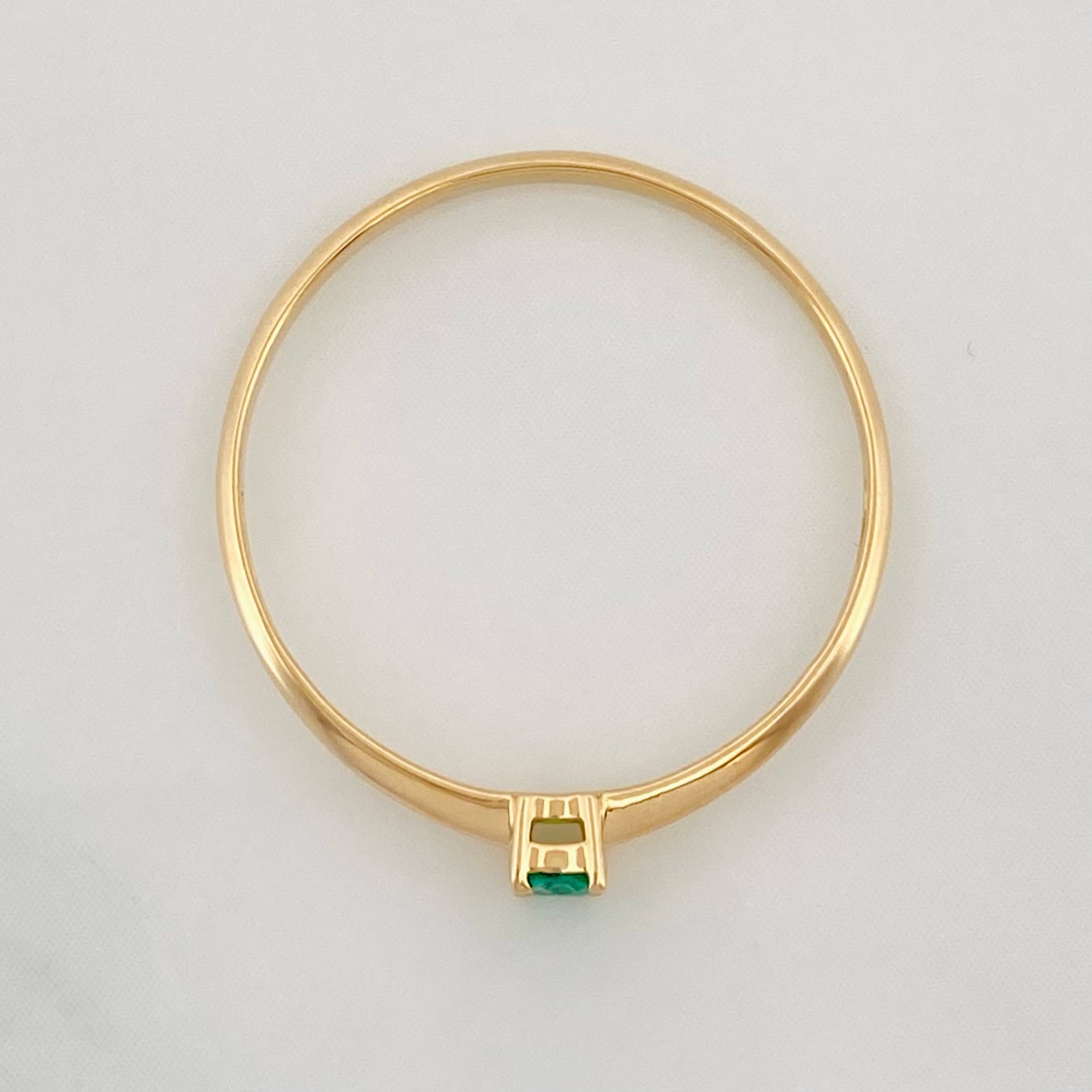 Anillo solitario esmeralda 0.5pts Esmeralda 1pts 0.9g / T7 Oro Amarillo 18K