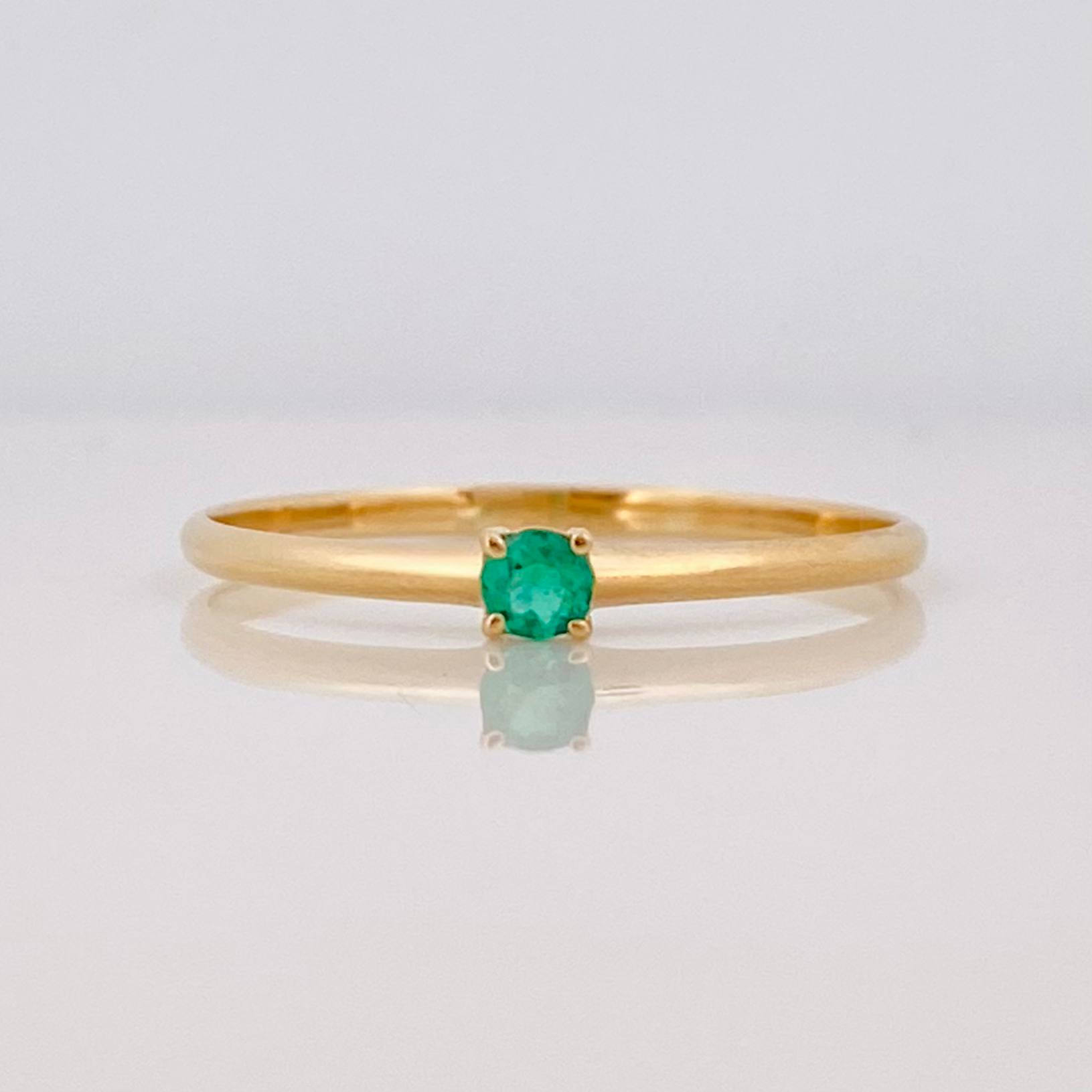 Anillo solitario esmeralda 0.5pts Esmeralda 1pts 0.9g / T7 Oro Amarillo 18K