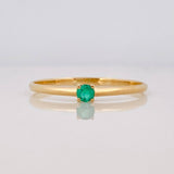 Anillo solitario esmeralda 0.5pts Esmeralda 1pts 0.9g / T7 Oro Amarillo 18K