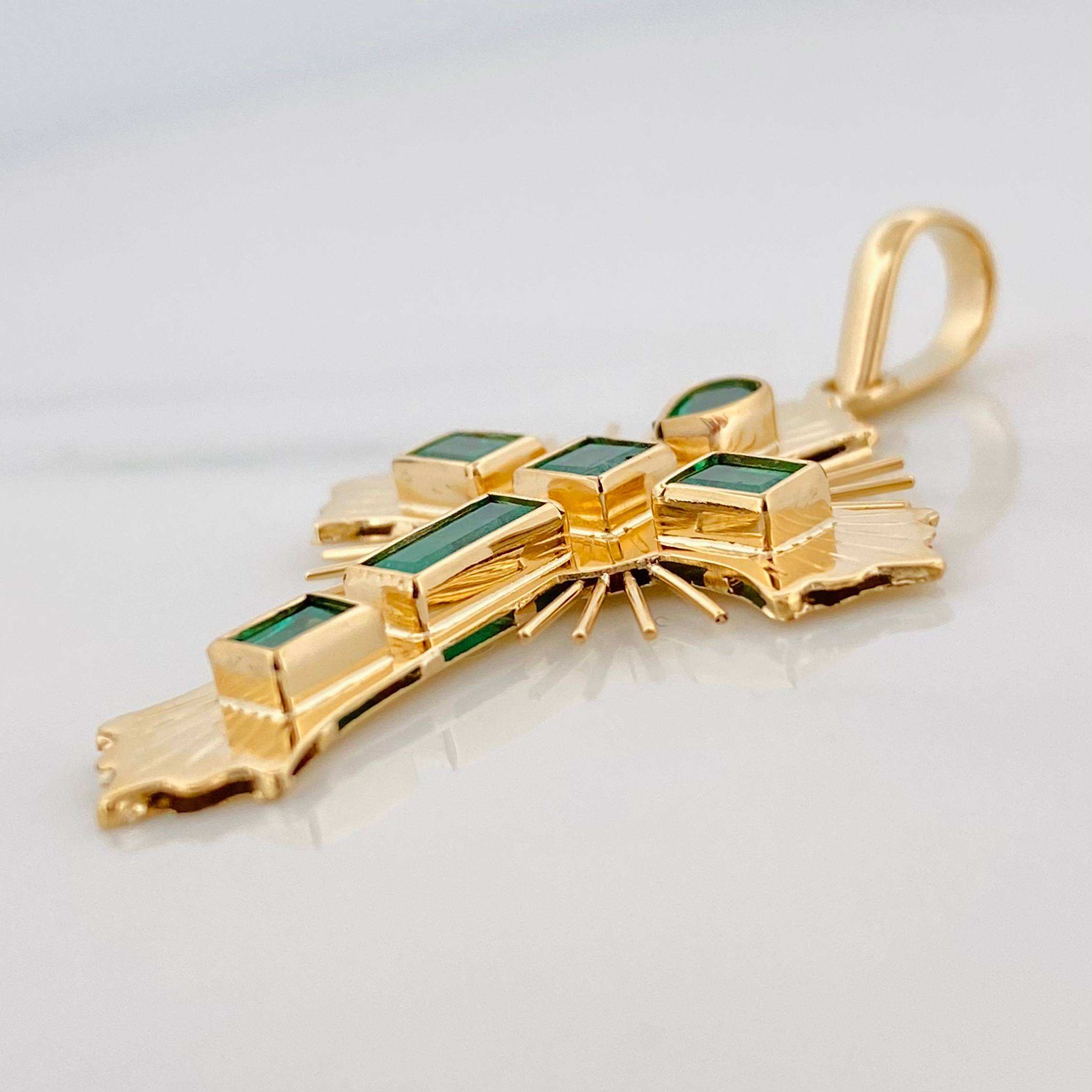 Dije Cruz plana esmeralda 1.44 pts Esmeraldas 6pts 4.1g / 4.05cm Oro Amarillo 18K