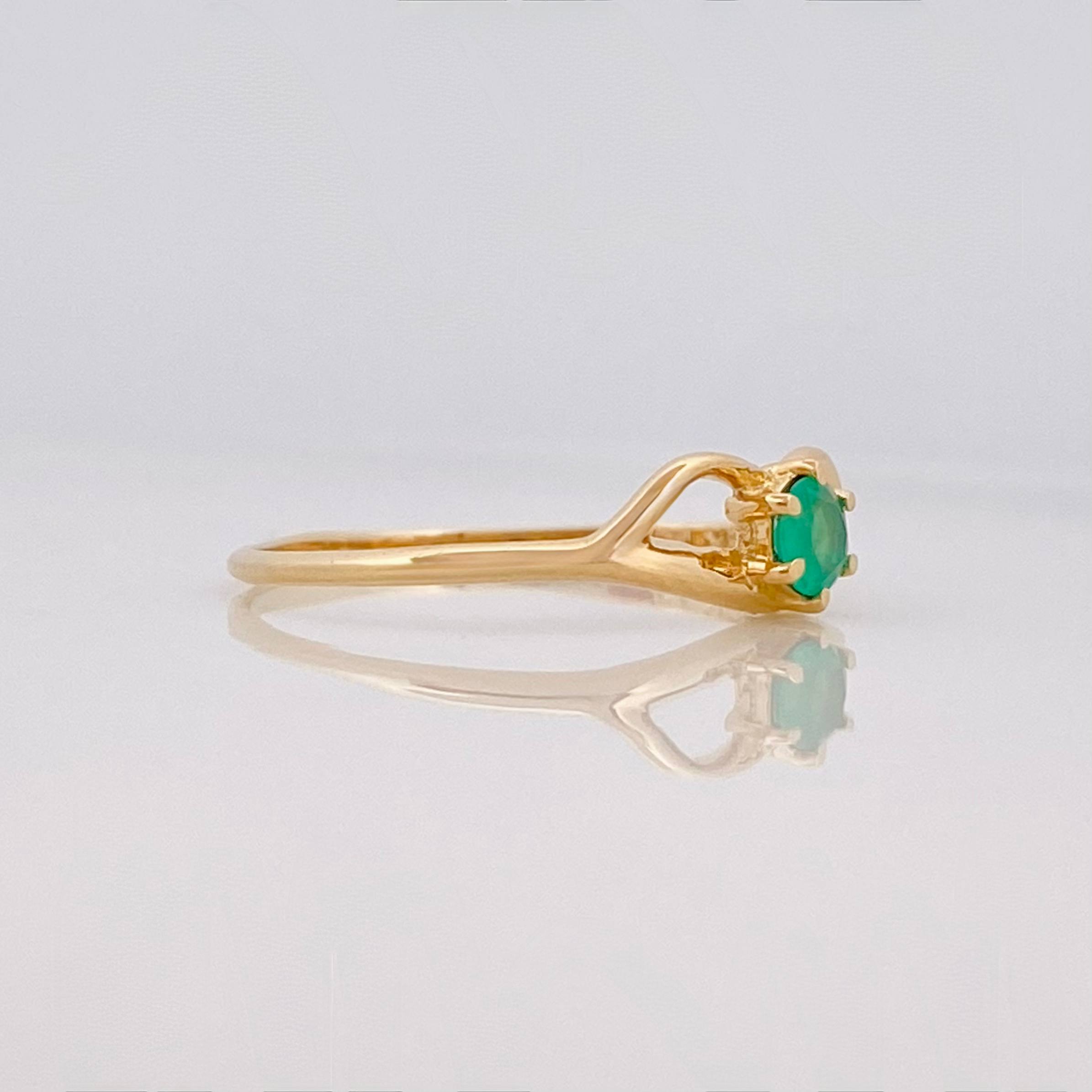 Anillo Beso esmeralda 0.13 pts Esmeralda 1pts 1.15g / T7 Oro Amarillo 18K