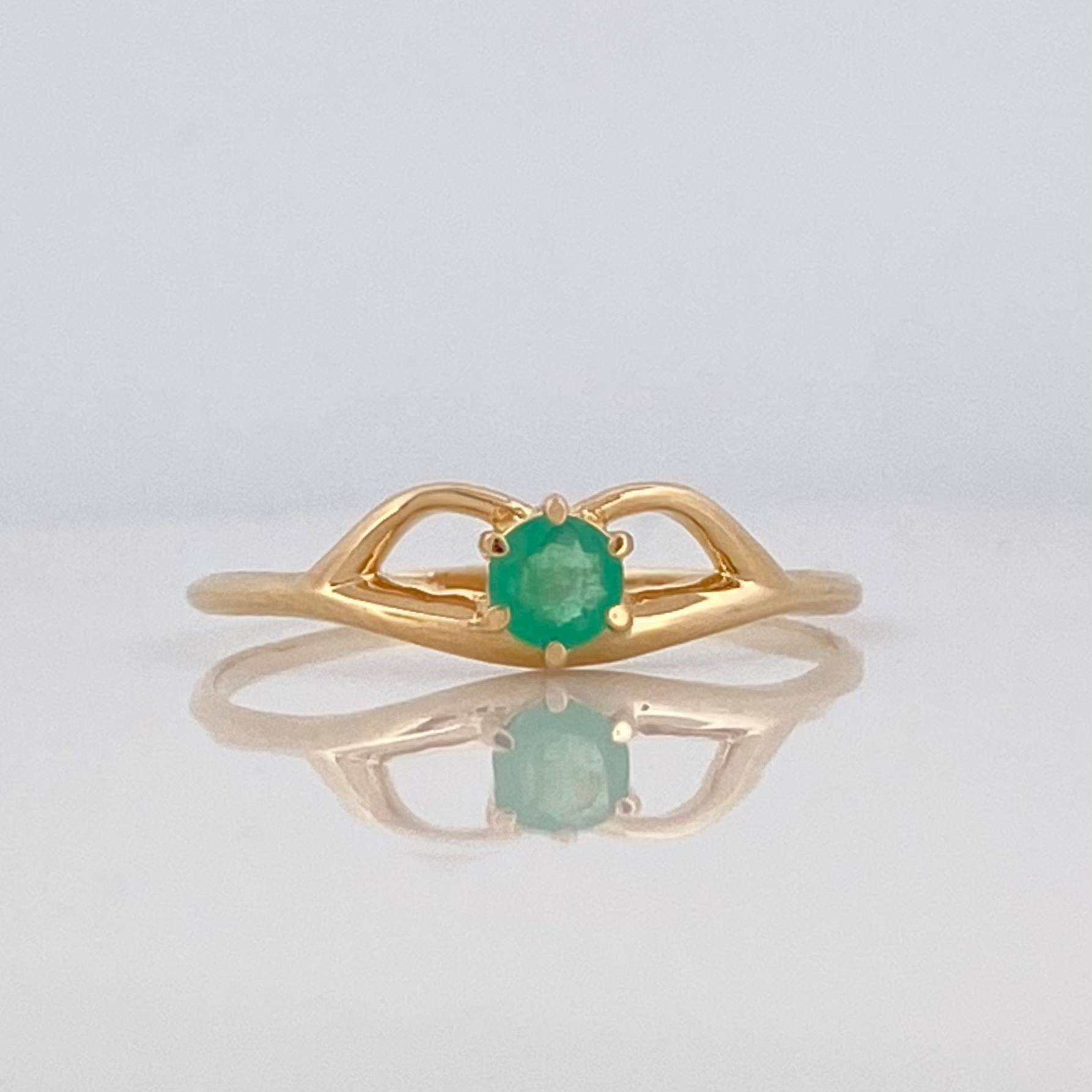 Anillo Beso esmeralda 0.13 pts Esmeralda 1pts 1.15g / T7 Oro Amarillo 18K